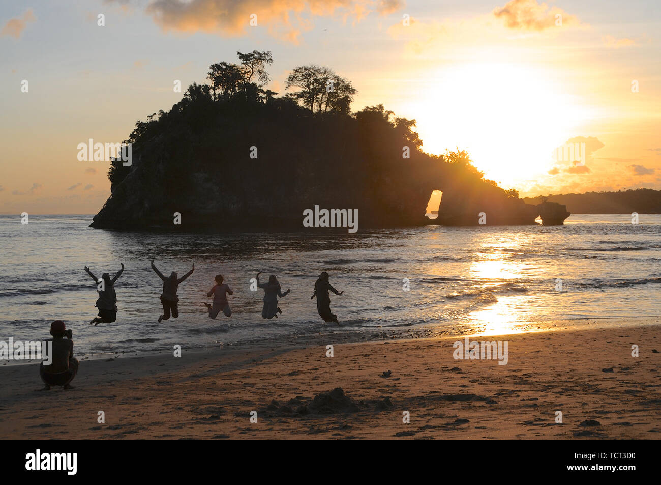 Schöne Aussicht über Crystal Bay Strand bei Sonnenuntergang, mit einer Familie Jumping für einen Snapshot Stockfoto