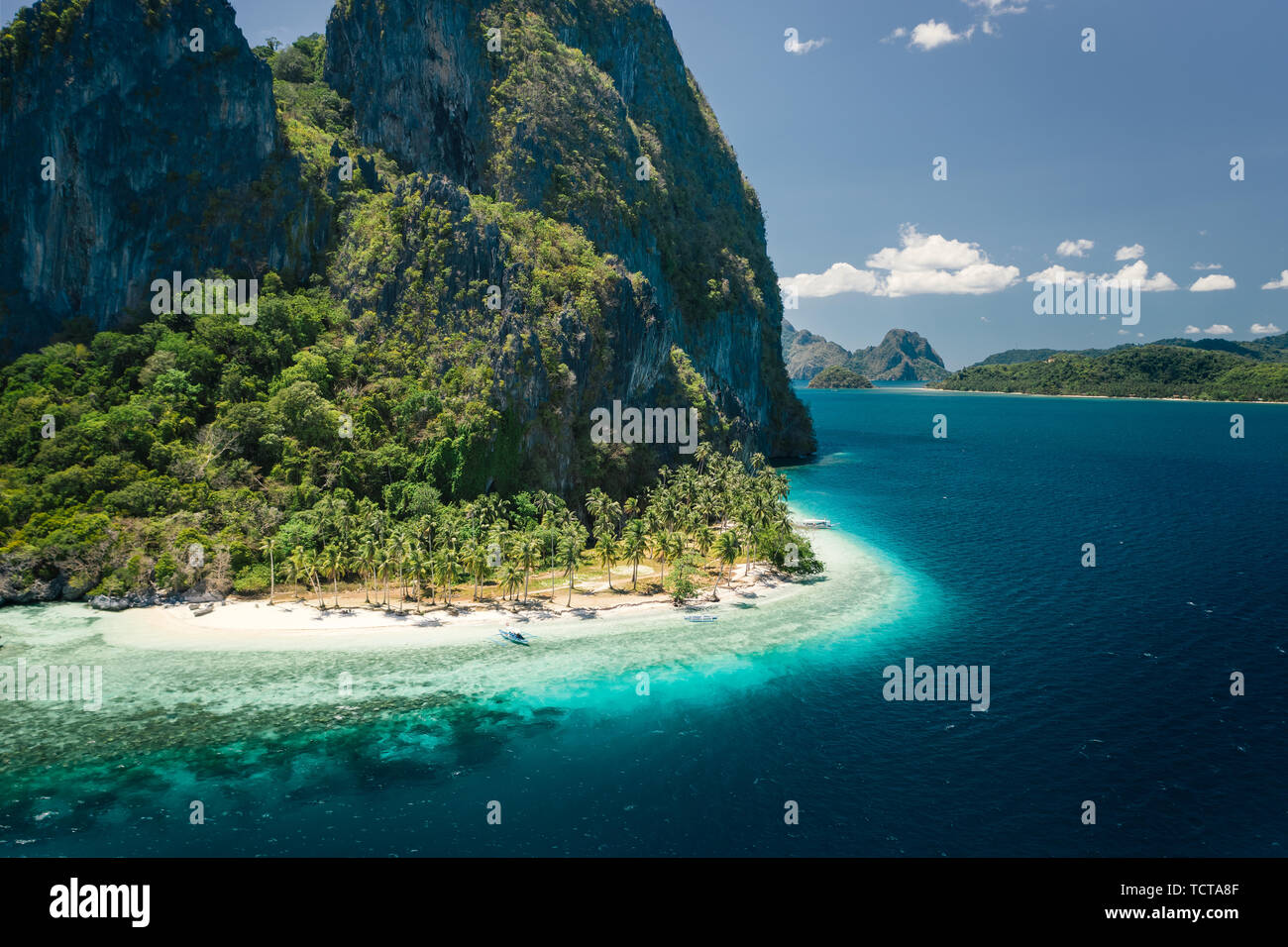 Die einzigartige Schönheit der tropischen Insel Pinagbuyutan und weißem Sand ipil Strand in Blue Ocean El Nido, Palawan, Philippinen. Luftaufnahme Stockfoto