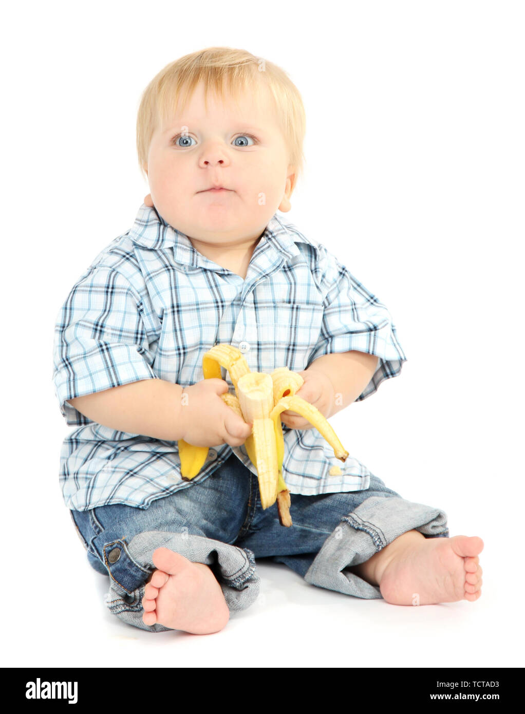 Kleine Junge mit Banane, isoliert auf weißem Stockfoto