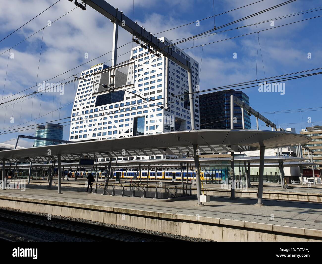 Plattform der erneuerten Bahnhof Utrecht Centraal in den Niederlanden Stockfoto