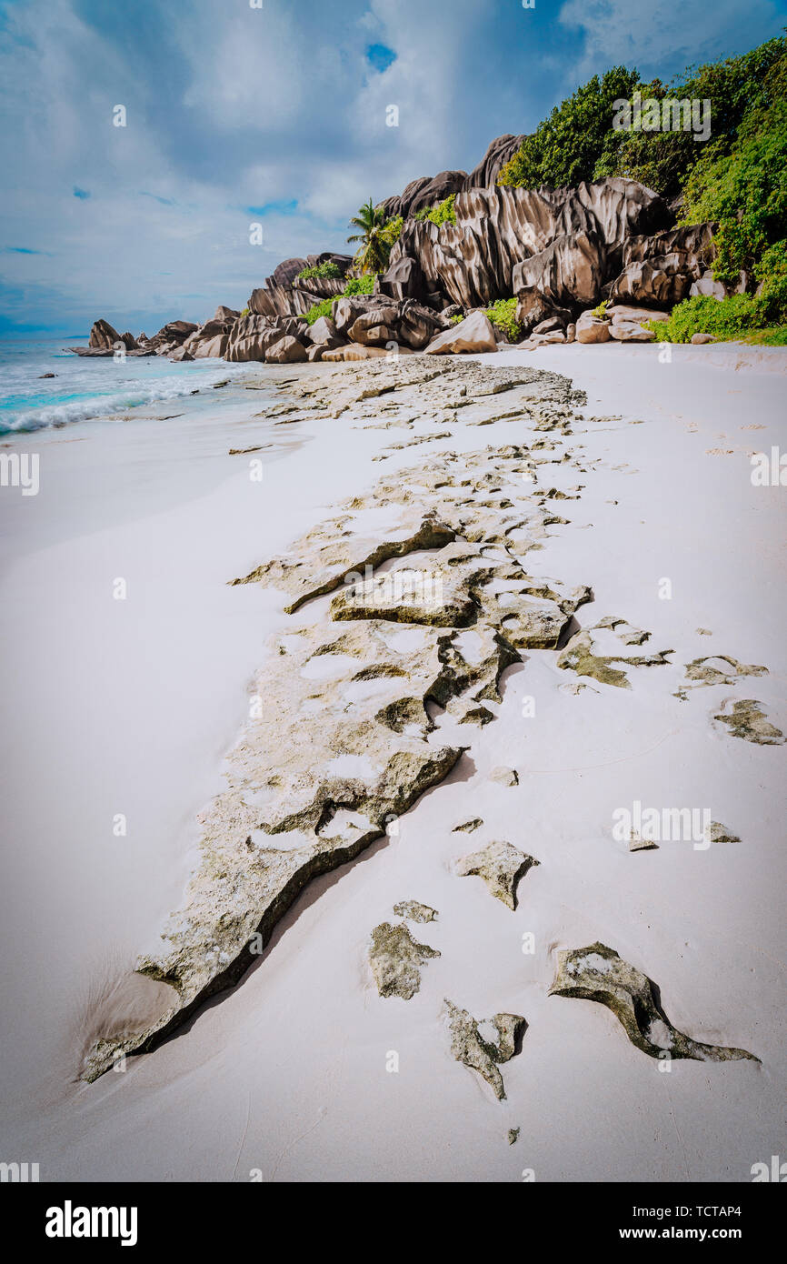 Unberührten Sandstrand Grand Anse, La Digue, Seychellen, mit der berühmten Granitfelsen. Natur führenden Leitung. Travel Concept Stockfoto