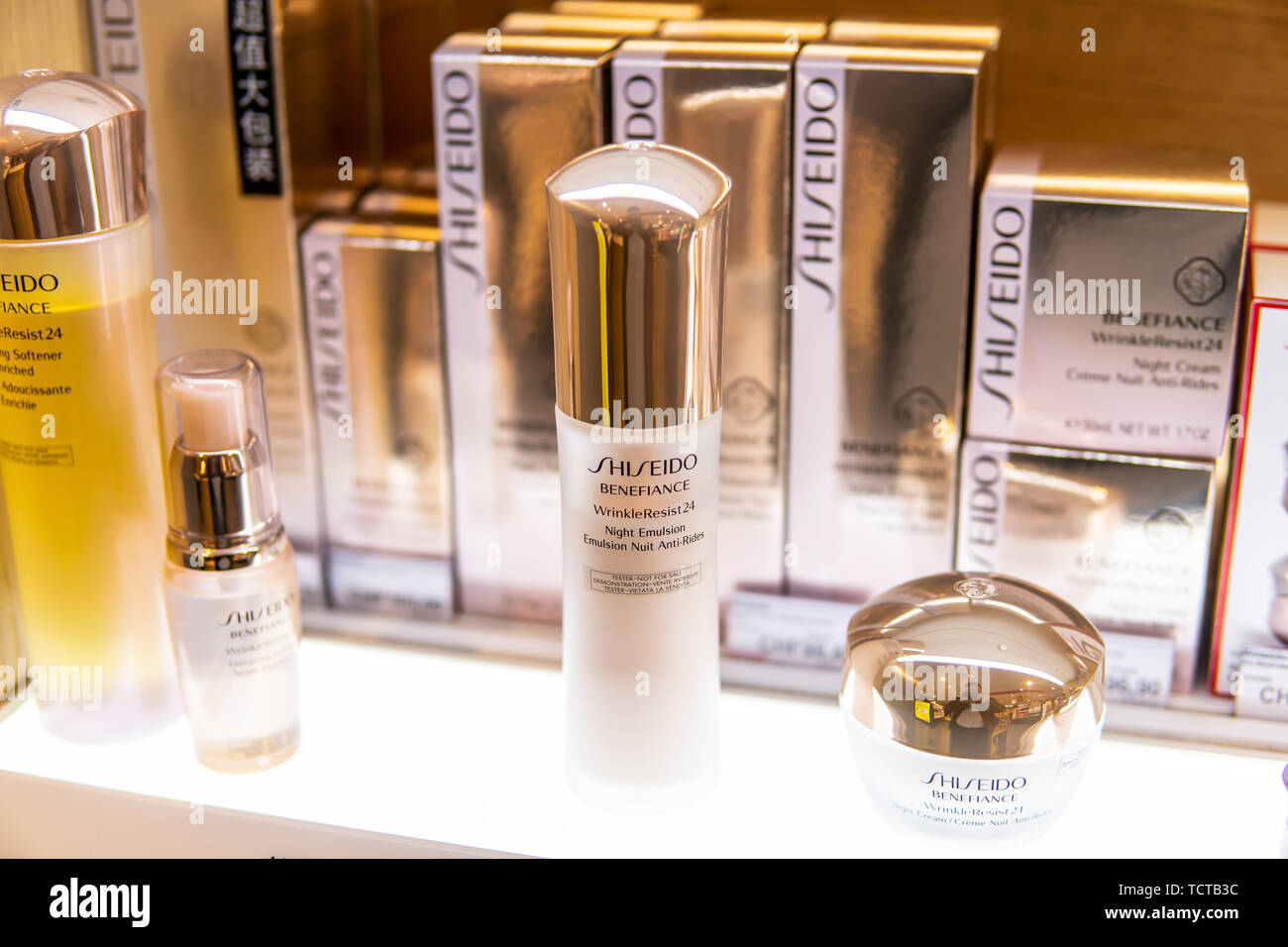 Genf, Schweiz, 10. März 2019: Shiseido täglich Repair Serum auf Display für Verkauf, Shiseido ist personal care company, Haut, Haarpflege, Kosmetik Stockfoto