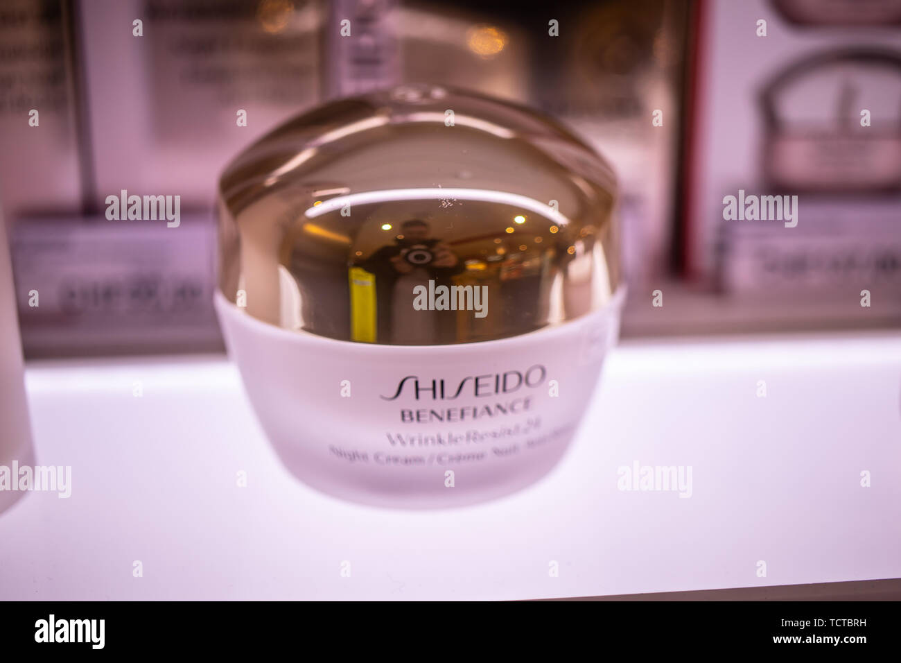 Genf, Schweiz, 10. März 2019: Shiseido täglich Repair Serum auf Display für Verkauf, Shiseido ist personal care company, Haut, Haarpflege, Kosmetik Stockfoto