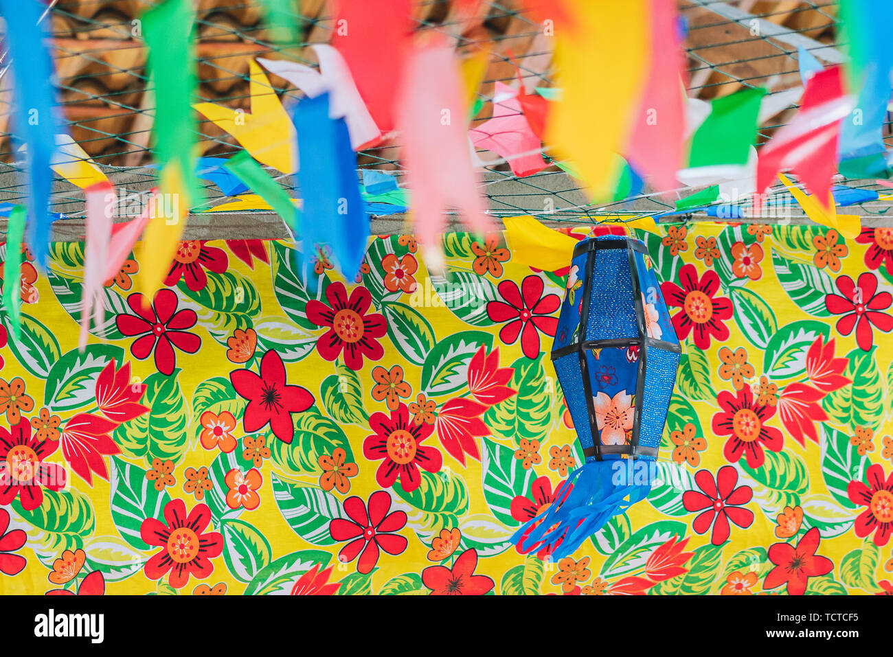 Festa Junina, Sao Joao, mit Party kleine bunte Fahnen und dekorativer Ballon es geschieht im Juni, vor allem im Nordosten Brasiliens. Stockfoto