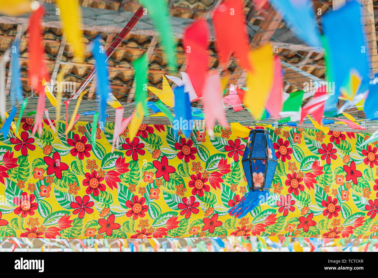 Festa Junina, Sao Joao, mit Party kleine bunte Fahnen und dekorativer Ballon es geschieht im Juni, vor allem im Nordosten Brasiliens. Stockfoto