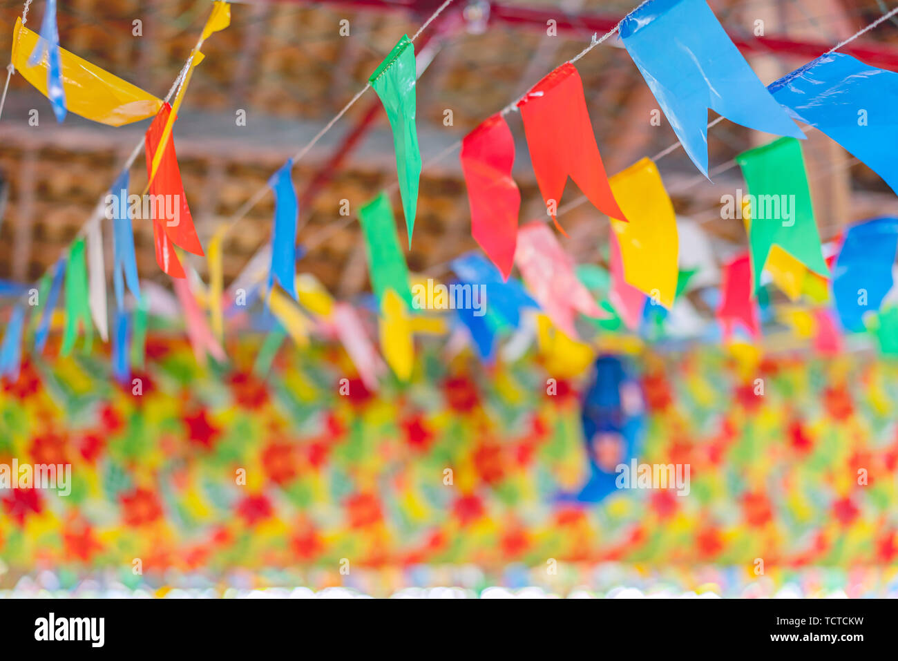 Festa Junina, Sao Joao, mit Party kleine bunte Fahnen und dekorativer Ballon es geschieht im Juni, vor allem im Nordosten Brasiliens. Stockfoto