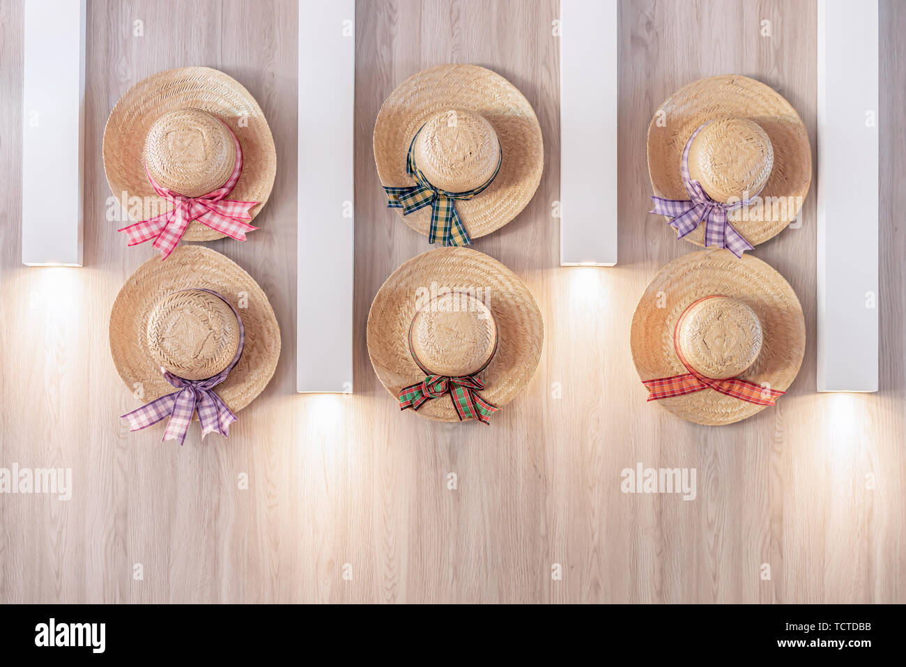 Festa Junina, Sao Joao, mit Party kleine bunte Fahnen und dekorativer Ballon es geschieht im Juni, vor allem im Nordosten Brasiliens. Stroh hat ist eine Symbo Stockfoto