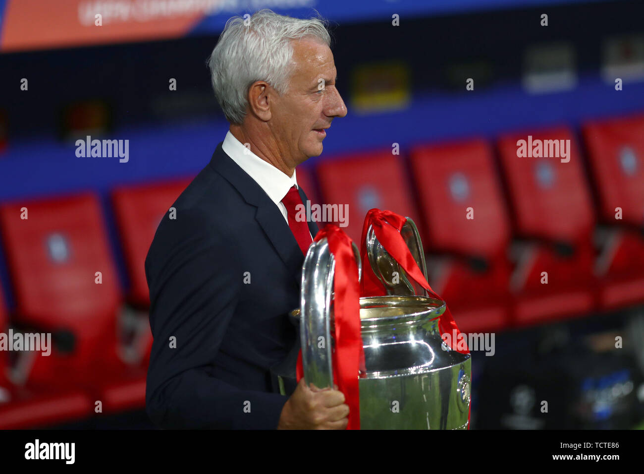 Ehemalige Liverpool Stürmer, Ian Rush mit der Trophäe - Tottenham Hotspur gegen Liverpool, UEFA Champions League Finale 2019, Wanda Metropolitano Stadion, Madrid - 1. Juni 2019 Stockfoto