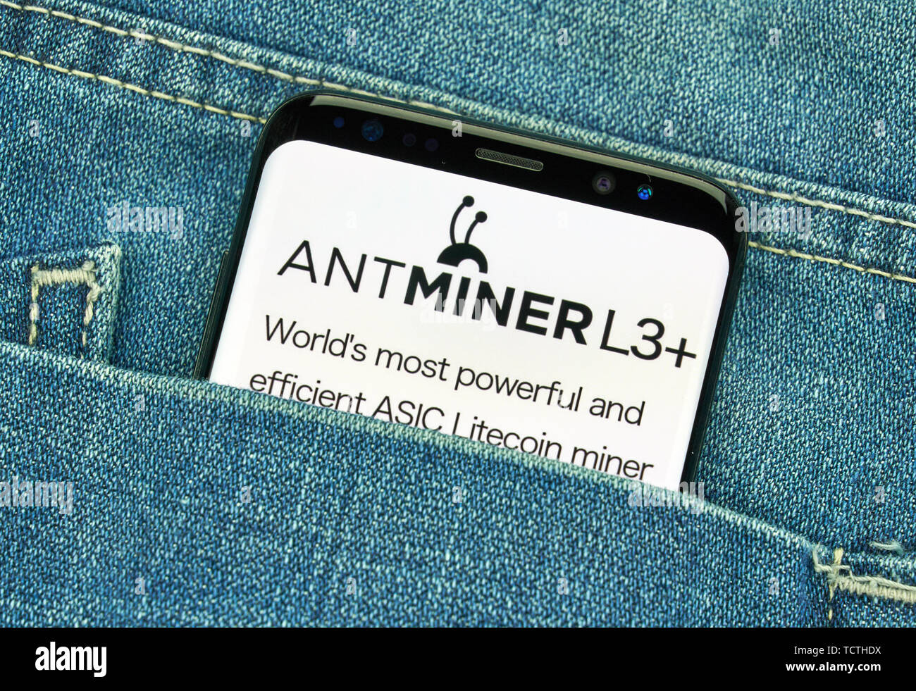 MONTREAL, KANADA - Dezember 23, 2018: Antminer L3 plus Logo auf Samsung S8-Bildschirm. Antminer L3 ASIC. Antminer L3+ ist ein leistungsfähiges Litecoin Bergmann. Stockfoto