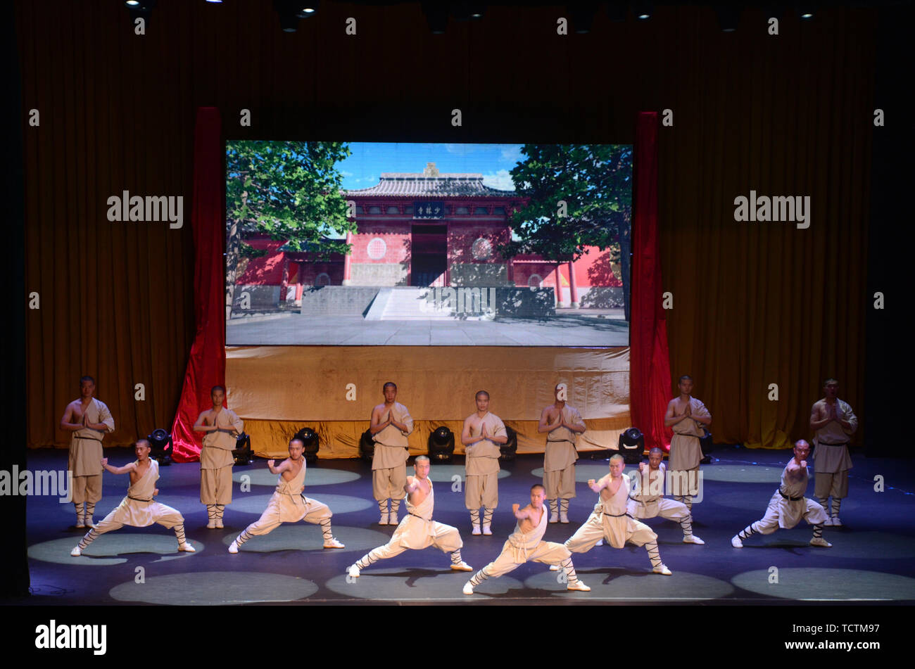 Vientiane, Laos. 9. Juni, 2019. Eine Gruppe von Kung Fu Meister während der "Nacht der chinesischen Kultur und Tourismus", ein wichtiges Ereignis des Jahres 2019 Besuchen Sie Laos-China, Vientiane, Laos, 9. Juni 2019. Die "Nacht der chinesischen Kultur und Tourismus", ein wichtiges Ereignis des Jahres 2019 Besuchen Sie Laos-China, wurde an der Nationalen Kulturellen Halle in der laotischen Hauptstadt Vientiane am Sonntag statt. Die Veranstaltung wurde von fast 1.200 Gäste, darunter Vertreter aus China und Laos besucht. Credit: Chanthaphaphone Mixayboua/Xinhua/Alamy leben Nachrichten Stockfoto