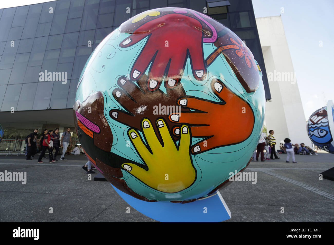 Sao Paulo, Brasilien. 09 Juni, 2019. 17 Ziele - Menschen nehmen an der Eröffnungsfeier des ''17 Ziele einer nachhaltigen Entwicklung (ODS) für eine bessere Welt" Ausstellung in der Latin American Memorial in Sao Paulo, Brasilien. Nach Angaben der lokalen Presse, siebzehn brasilianischer Künstler wurden eingeladen, ihre Arbeiten zu präsentieren, die jeweils von der ODS-inspiriert, auf der Erdkugel Repliken. Die Ausstellung soll Interesse und der Reflexion über die Ods der Vereinten Nationen (UN) für eine nachhaltige Welt erzeugen und in Sao Paulo bis zum 21. Juni statt. Credit: ZUMA Press, Inc./Alamy leben Nachrichten Stockfoto