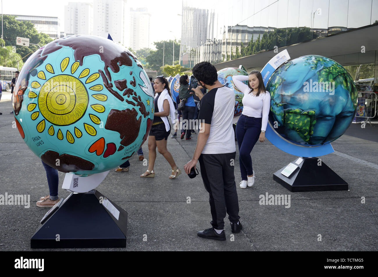Sao Paulo, Brasilien. 09 Juni, 2019. 17 Ziele - Menschen nehmen an der Eröffnungsfeier des ''17 Ziele einer nachhaltigen Entwicklung (ODS) für eine bessere Welt" Ausstellung in der Latin American Memorial in Sao Paulo, Brasilien. Nach Angaben der lokalen Presse, siebzehn brasilianischer Künstler wurden eingeladen, ihre Arbeiten zu präsentieren, die jeweils von der ODS-inspiriert, auf der Erdkugel Repliken. Die Ausstellung soll Interesse und der Reflexion über die Ods der Vereinten Nationen (UN) für eine nachhaltige Welt erzeugen und in Sao Paulo bis zum 21. Juni statt. Credit: ZUMA Press, Inc./Alamy leben Nachrichten Stockfoto