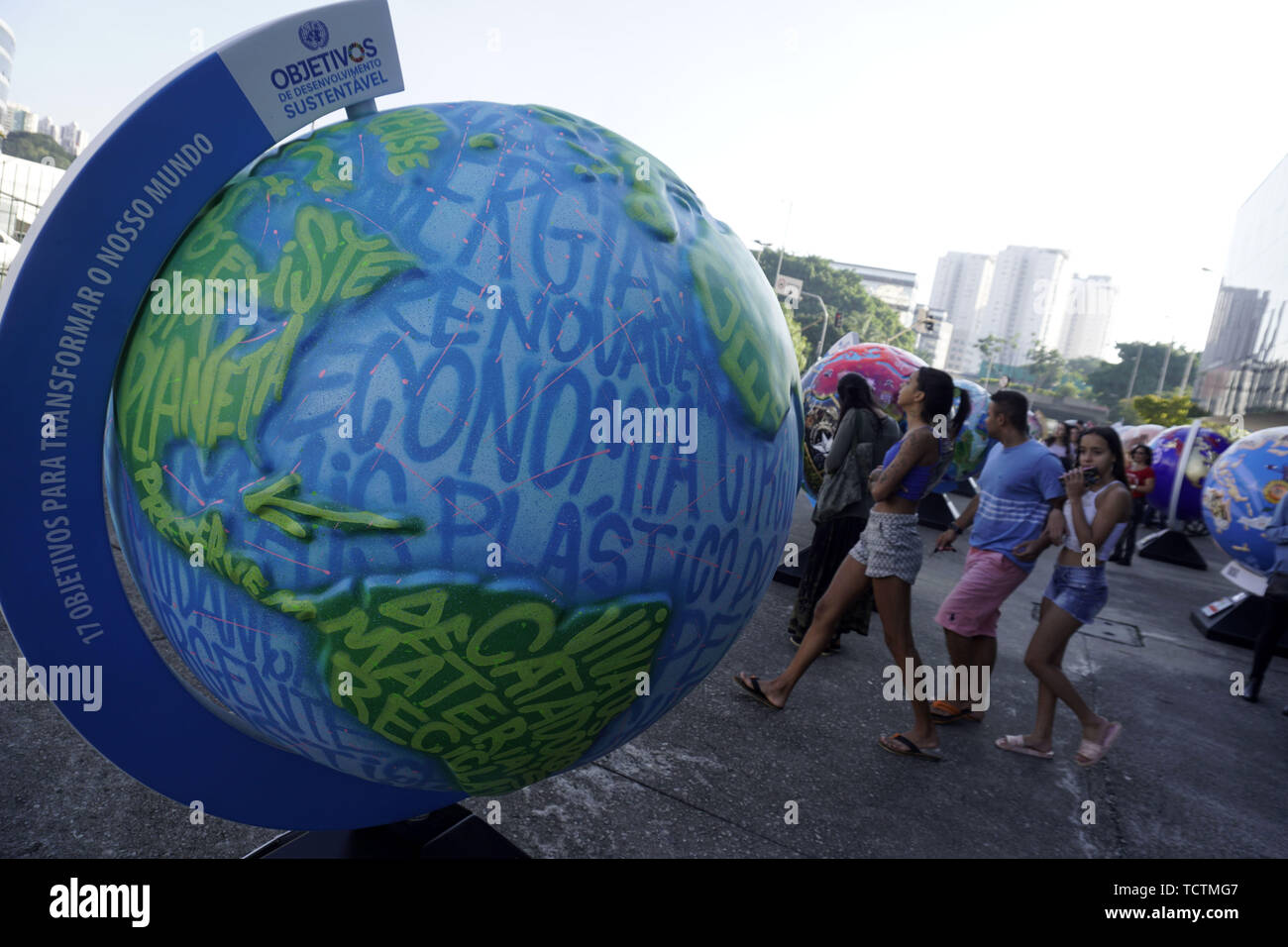 Sao Paulo, Brasilien. 09 Juni, 2019. 17 Ziele - Menschen nehmen an der Eröffnungsfeier des ''17 Ziele einer nachhaltigen Entwicklung (ODS) für eine bessere Welt" Ausstellung in der Latin American Memorial in Sao Paulo, Brasilien. Nach Angaben der lokalen Presse, siebzehn brasilianischer Künstler wurden eingeladen, ihre Arbeiten zu präsentieren, die jeweils von der ODS-inspiriert, auf der Erdkugel Repliken. Die Ausstellung soll Interesse und der Reflexion über die Ods der Vereinten Nationen (UN) für eine nachhaltige Welt erzeugen und in Sao Paulo bis zum 21. Juni statt. Credit: ZUMA Press, Inc./Alamy leben Nachrichten Stockfoto
