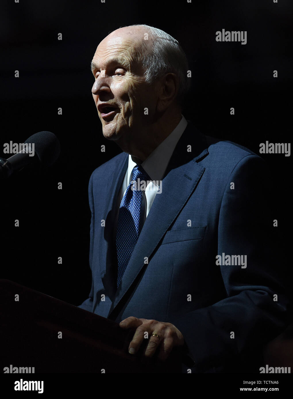 Orlando, Florida. 09 Juni, 2019. Russell M. Nelson, der 94-jährige Präsident der Kirche Jesu Christi der Heiligen der Letzten Tage, Adressen das Publikum an einer Andacht an der Amway Center am 9. Juni 2019 in Orlando, Florida. Credit: Paul Hennessy/Alamy leben Nachrichten Stockfoto