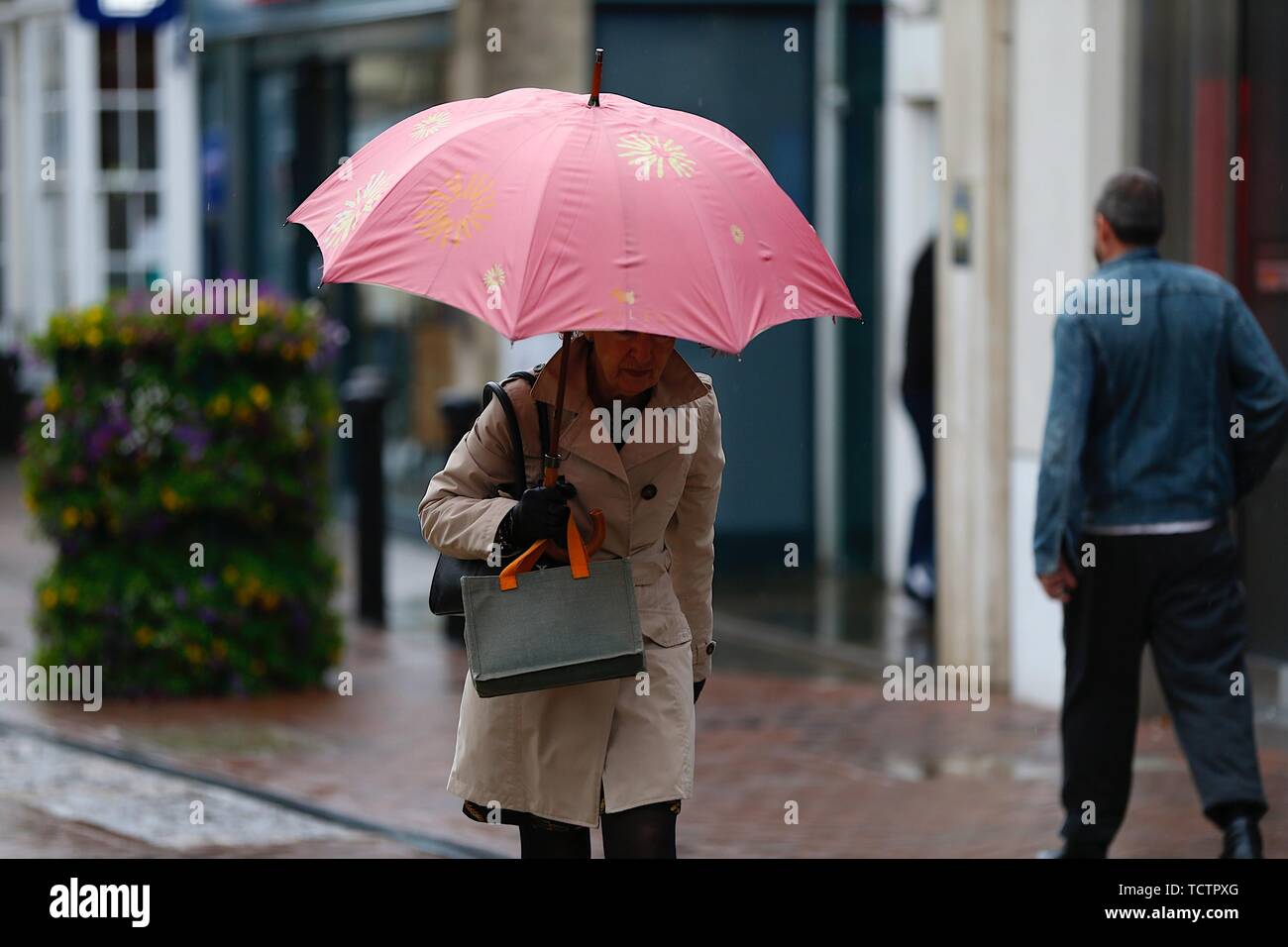 Ashford, Kent, Großbritannien. 10 Jun, 2019. UK Wetter: schwere Duschen am frühen Morgen einkaufen und Menschen anreisen, für die Arbeit, wie sie in Ashford Zentrum Kopf begrüßen. Der Regen wird voraussichtlich bis morgen dauern. © Paul Lawrenson 2019, Foto: Paul Lawrenson/Alamy leben Nachrichten Stockfoto