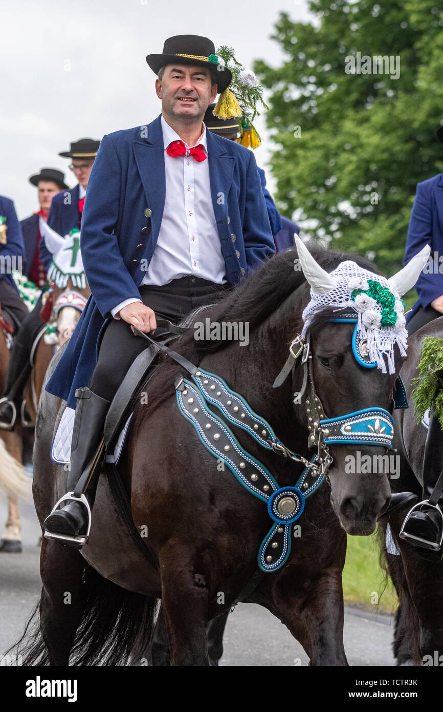 Bayern, Deutschland. 10 Juni, 2019. Hubert Aiwanger (Freie Wähler), Minister für Wirtschaft des Freistaates Bayern, reitet ein Pferd an der Kötztinger Pfingsten fahren. Die Prozession mit rund 900 Fahrern ist eines der ältesten bayerischen Brauchtum Veranstaltungen. Die 'Men's Parade' aus Bad Kötzting Pilgerreise in die Nikolauskirche in Steinbühl, etwa sieben Kilometer entfernt, während das Bitten um Hilfe im Sattel der prächtig geschmückten Pferden. Quelle: dpa Picture alliance/Alamy leben Nachrichten Stockfoto