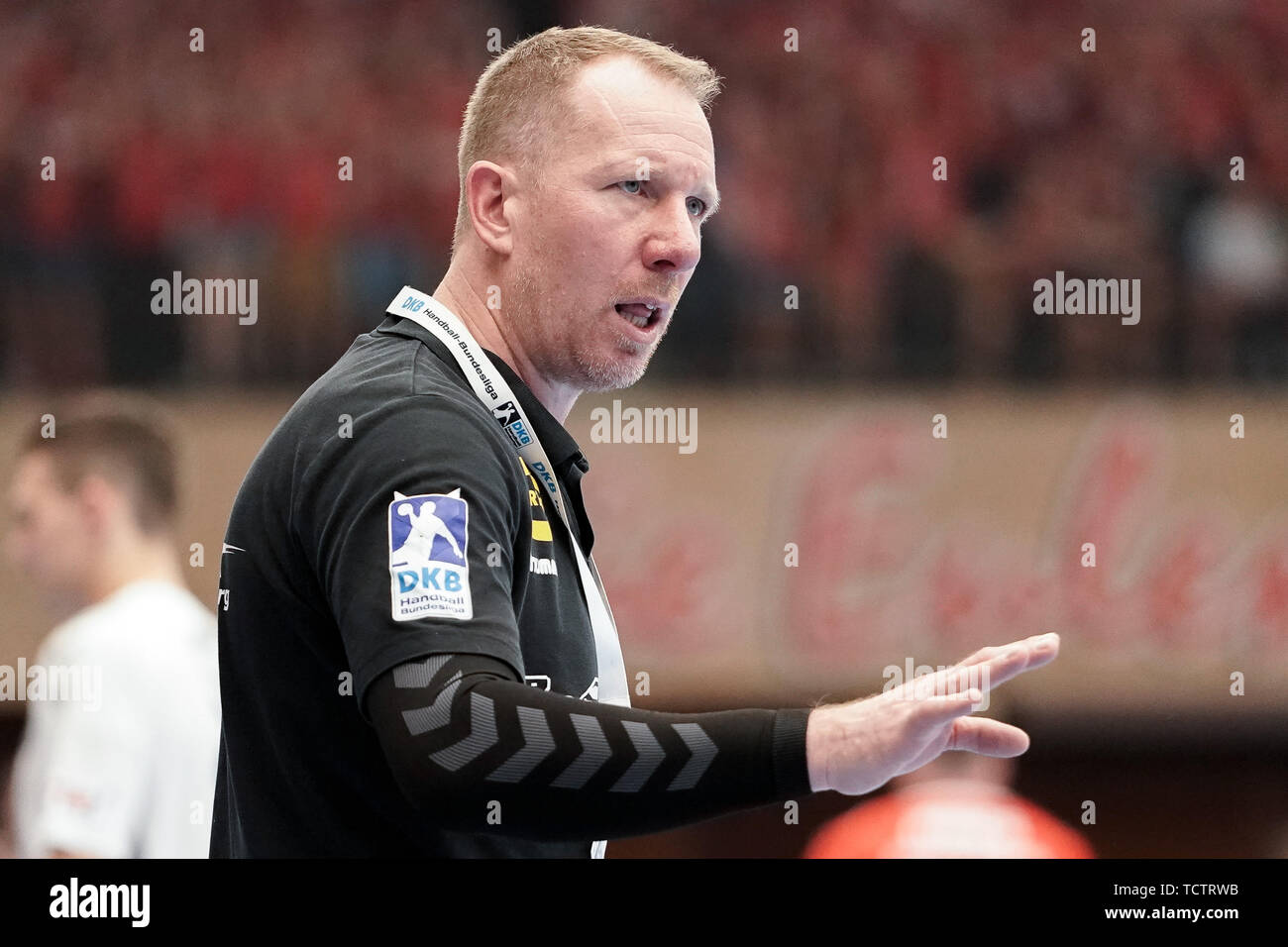 Frank Carstens (Coach, Trainer, GWD), gibt Anweisungen, gestikuliert, Gestikulieren mit den Armen, gibt Anweisungen, Gestikulieren, Einzelbild, Aktion, Aktion, 09.06.2019, Ludwigshafen am Rhein, Handball, DKB Bundesliga, TSG Ludwigshafen-Friesenheim (Eulen) - TSV GWD Minden | Verwendung weltweit Stockfoto