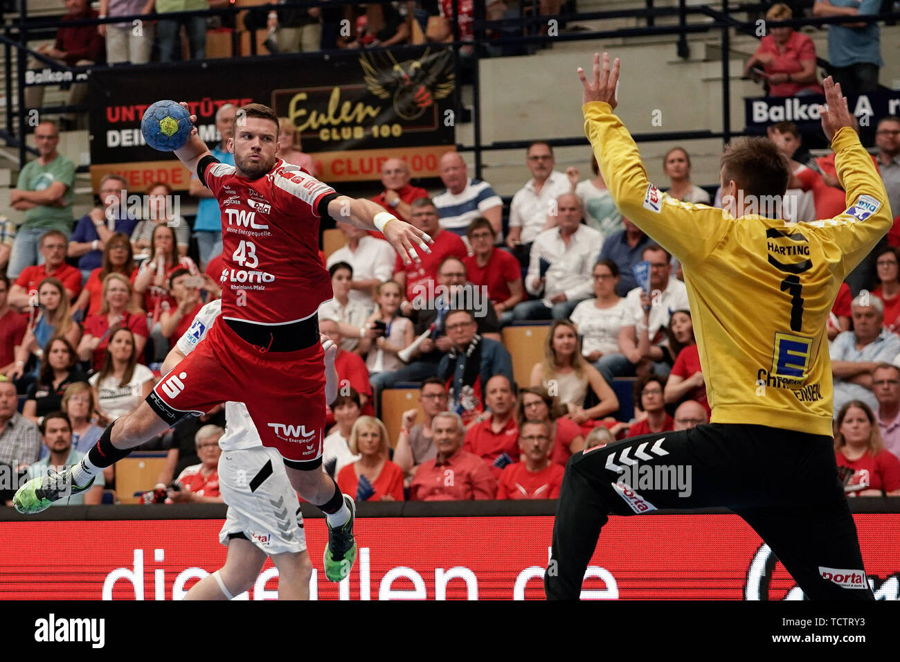 V. LI.: Kai Dippe (die Eulen, 43), Espen Christensen (Torhüter, GWD, 1), wird der Sprung werfen, werfen, werfen, Aktion, Aktion, Spiel, 09.06.2019, Ludwigshafen am Rhein, Handball, DKB Bundesliga, TSG Ludwigshafen-Friesenheim (Eulen) - TSV GWD Minden | Verwendung weltweit Stockfoto