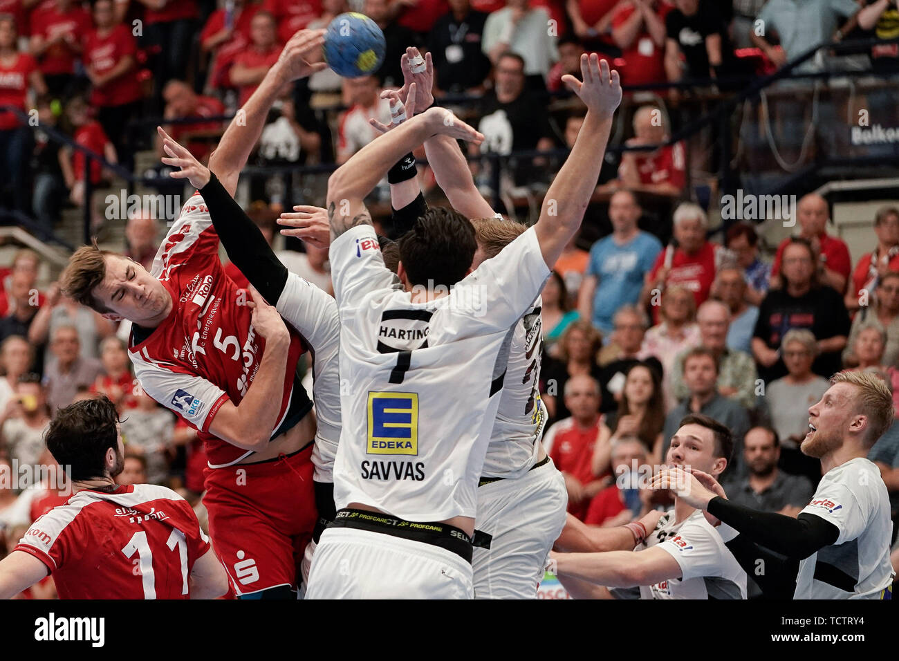 V. LI.: Stefan Salger (die Eulen, 5) beim Werfen von Verteidigung des Gegners, der Sprung werfen, werfen, werfen, Aktion, Aktion, Spiel, 09.06.2019, Ludwigshafen am Rhein, Handball, DKB Bundesliga, TSG Ludwigshafen-Friesenheim (Eulen) - TSV GWD Minden | Verwendung weltweit Stockfoto