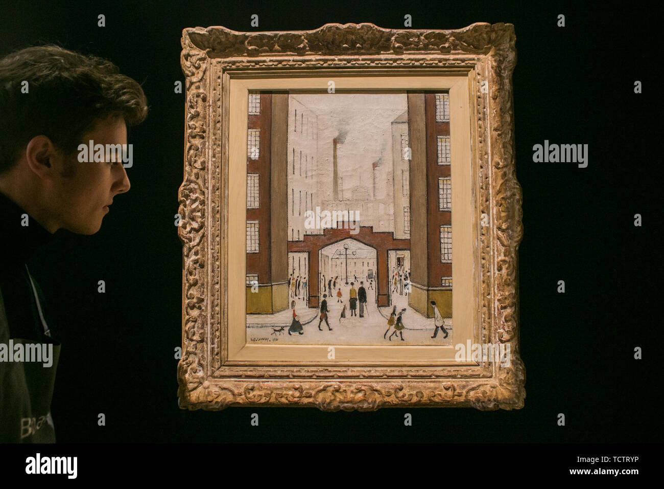 London, Großbritannien. 10 Juni, 2019. London, Großbritannien. 10. Juni. Laurence Stephen Lowry R.A. (1887-1976) Alte Wohnungen ol auf Leinwand, Schätzung, 400,000-600,000. Drücken Sie die Taste Vorschau der modernen britischen und irischen Verkauf bei Bonhams New Bond Street Credit: Amer ghazzal/Alamy leben Nachrichten Stockfoto