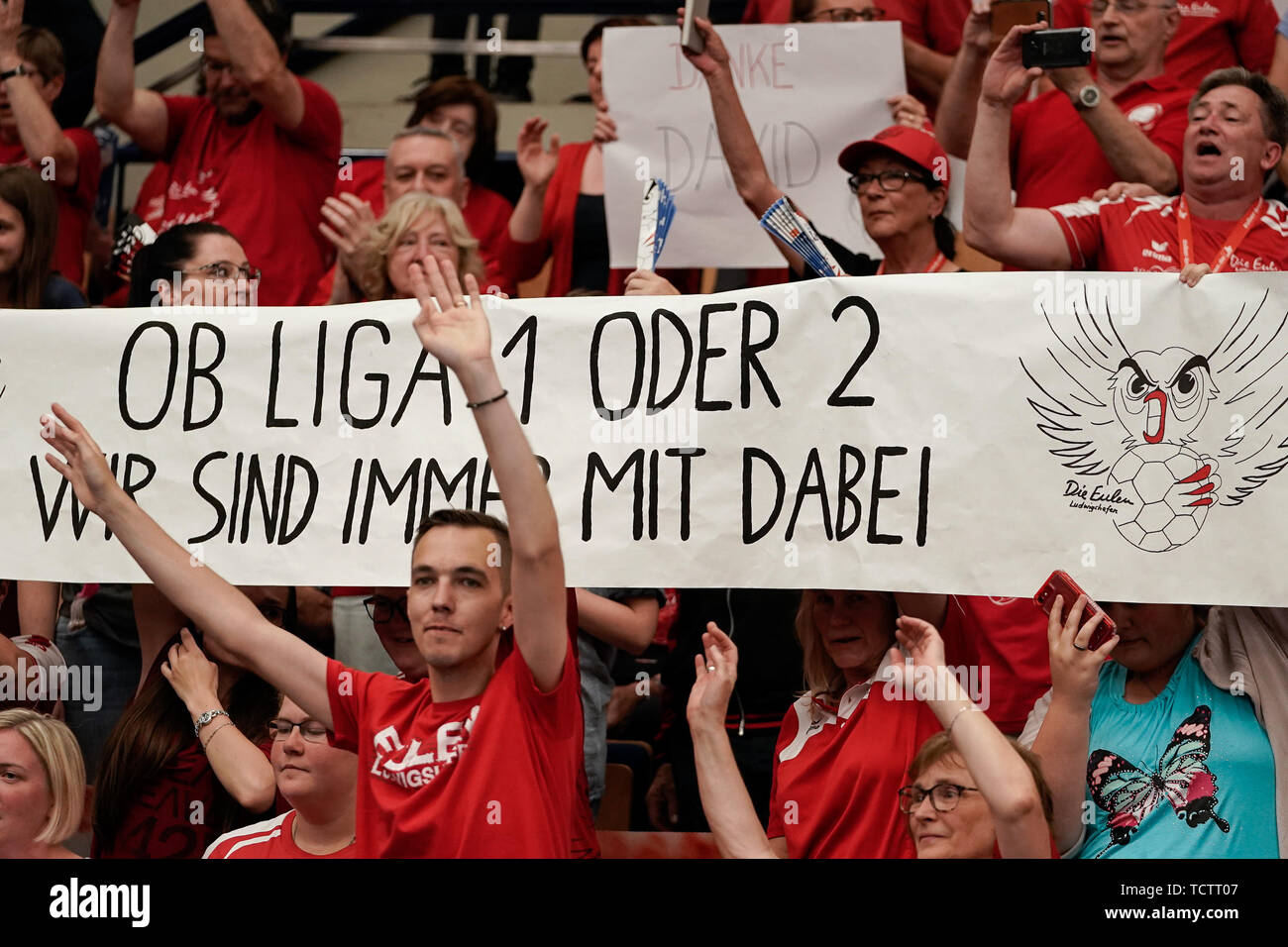 Fans der TSG Ludwigshafen-Friesenheim (Eulen) die Klasse feiern, "ob Liga 1 oder 2 Wir sind immer da", Jubel, jubilationn, Lüfter, Publikum, Zuschauer, Ambiente, Atmosphäre, 09.06.2019, Ludwigshafen am Rhein, Handball, DKB Bundesliga, TSG Ludwigshafen-Friesenheim (Eulen) - TSV GWD Minden | Verwendung weltweit Stockfoto