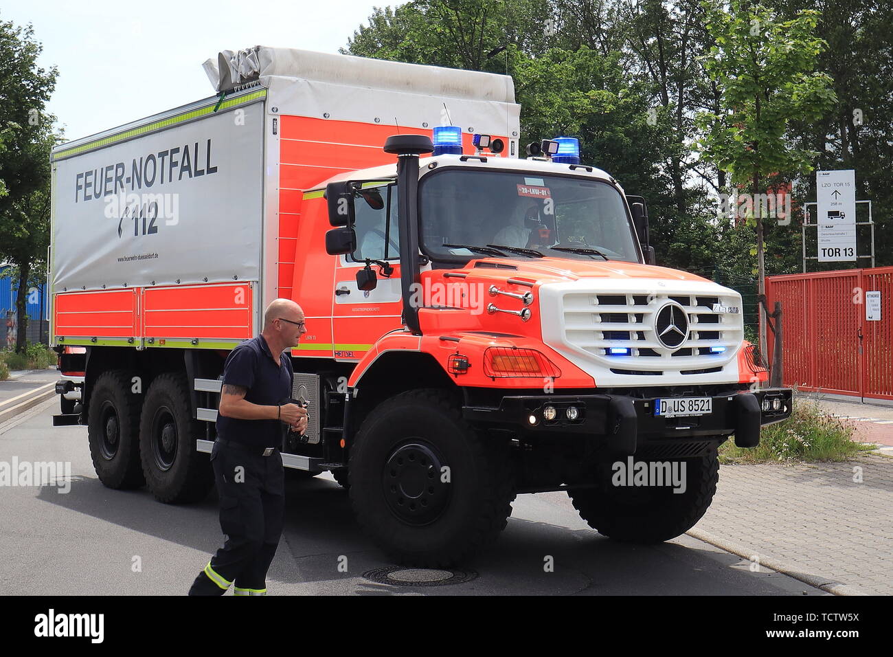 Düsseldorf, Deutschland. 10 Juni, 2019. Ein Mercedes Zetros  Feuerwehrfahrzeug fährt auf dem Gelände der IDR Entsorgungsunternehmen, an  der eine Spalte gefährlicher Güter von der Feuerwehr bereits die Überreste  eines chemischen gebracht hatte.