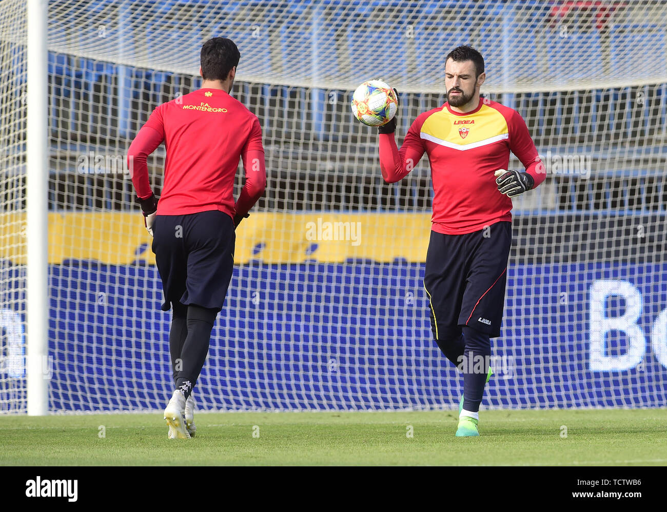 Olomouc, Tschechische Republik. 09 Juni, 2019. Mailand Mijatovic, rechts, ist während einer Schulung des montenegrinischen Nationalmannschaft vor der UEFA Euro 2020 Qualifying gesehen, Gruppe A, Tschechien vs Montenegro überein, am 9. Juni 2019, in Olomouc, Tschechische Republik. Credit: Ludek Perina/CTK Photo/Alamy leben Nachrichten Stockfoto