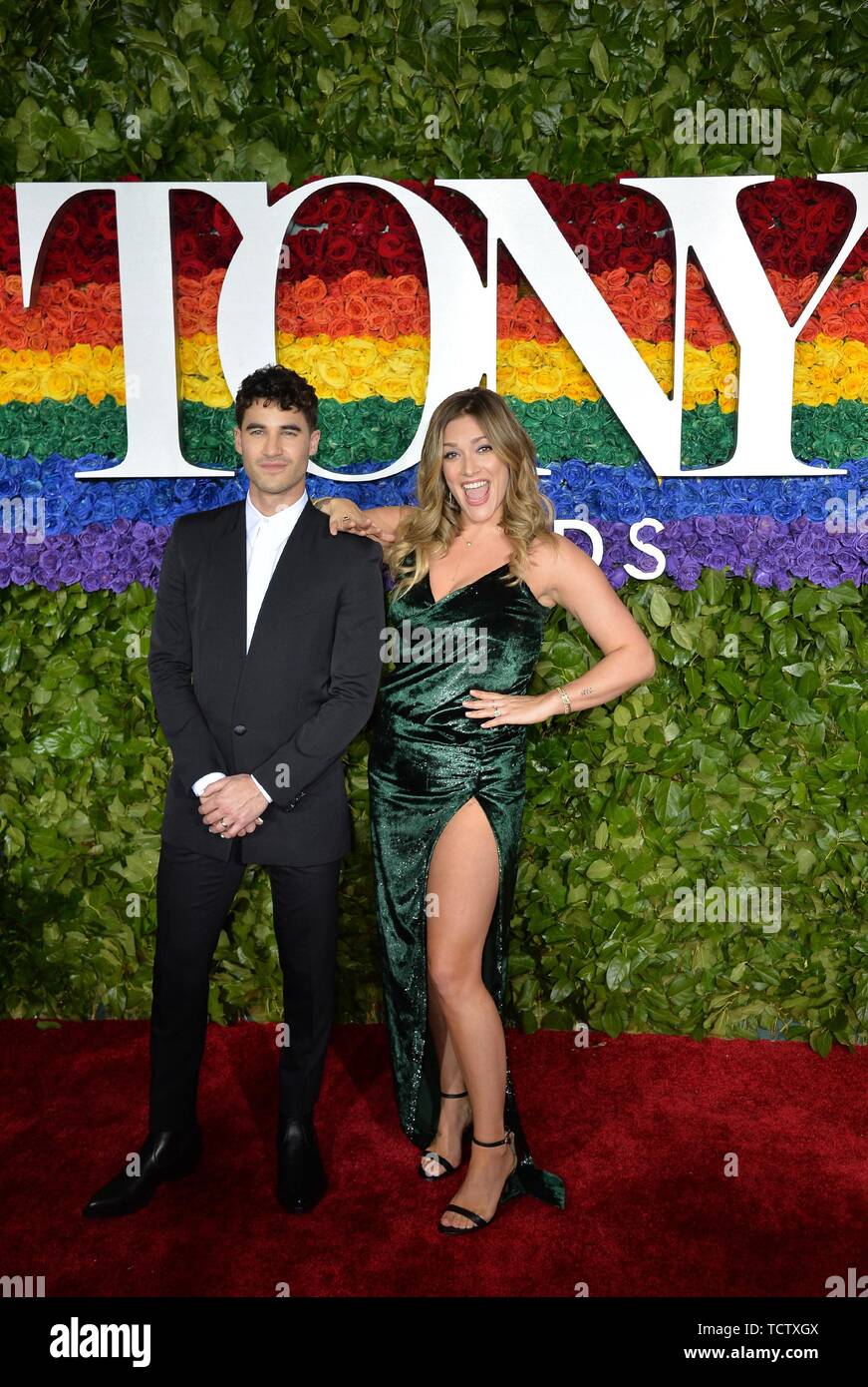 Darren Criss, Mia Swier bei der Ankunft für 73. jährlichen Tony Awards, Radio City Music Hall, Rockefeller Center, New York, NY, 9. Juni 2019. Foto: Kristin Callahan/Everett Collection Stockfoto Darren Criss, Mia Swier bei der Ankunft für 73. jährlichen Tony Awards, Radio City Music Hall, Rockefeller Center, New York, NY, 9. Juni 2019. Foto: Kristin Callahan/Everett Collection Stockfoto