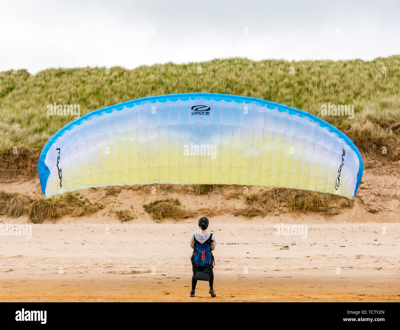 Tyninghame Strand, East Lothian, Schottland, Vereinigtes Königreich, 10. Juni 2019. UK Wetter: Nicht ganz genug Wind ein Gleitschirm mit einem Flügel kite auf die Weite der Sandstrand bei Ebbe in der Luft zu erhalten Stockfoto