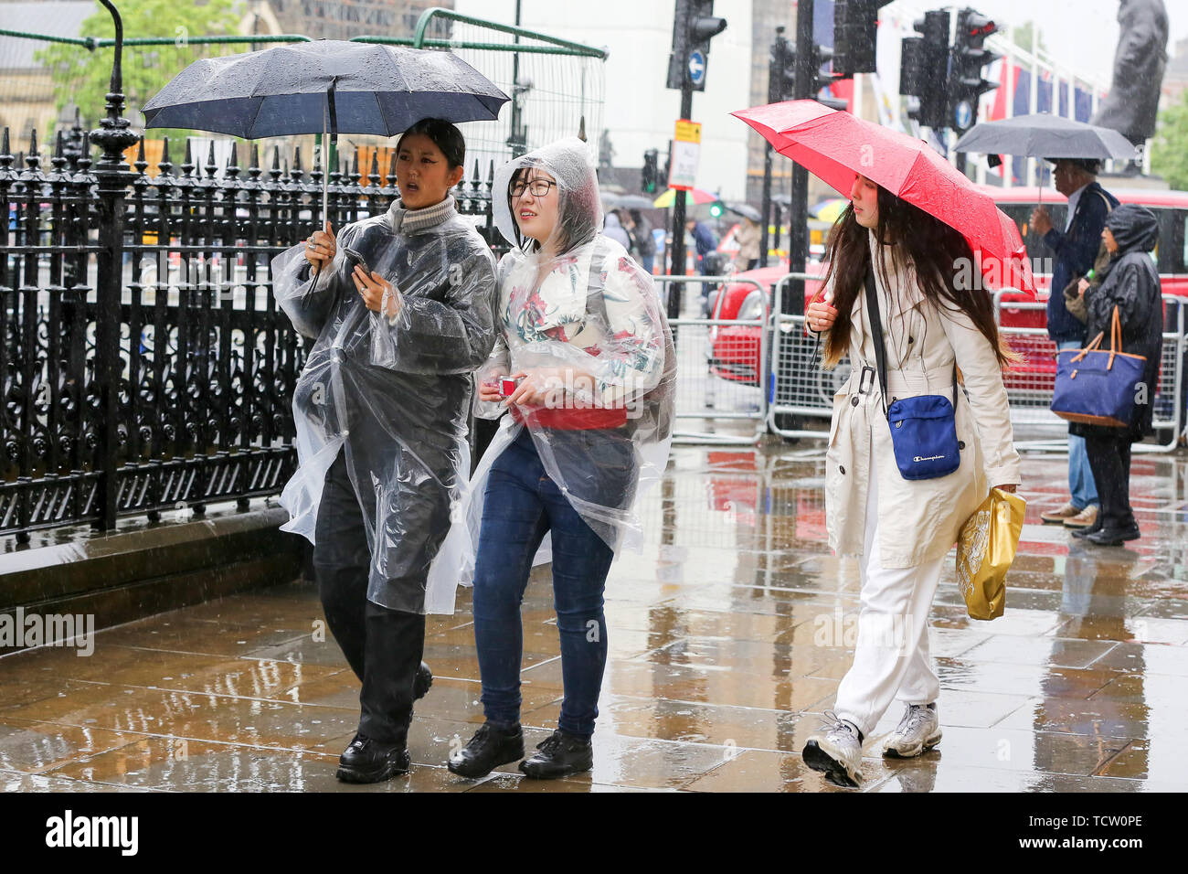 Juni 10, 2019 - London, Vereinigtes Königreich - Touristen Schutz vor dem Regen unter Sonnenschirmen und tragen Ponchos Regen als Regenfälle in der Hauptstadt. Das Met Office hat eine gelbe Warnleuchte für mehr Regen, über London und Teile der Südosten Englands für diese Woche ausgestellt. (Bild: © Dinendra Haria/SOPA Bilder über ZUMA Draht) Stockfoto