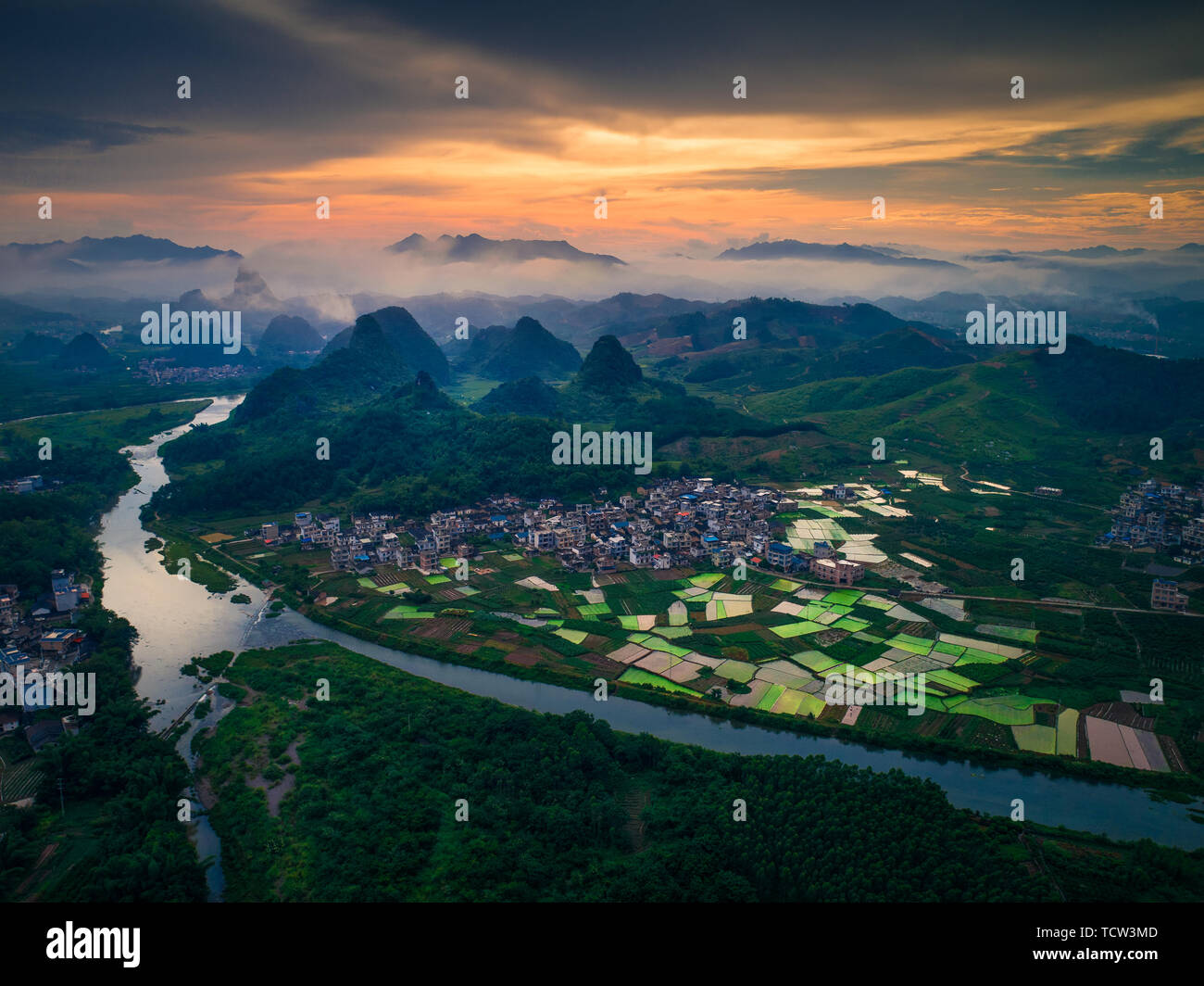 Guilin, Guangxi, Dörfer sind in den hohen Bergen der Karst Geomorphologie versteckt. Stockfoto