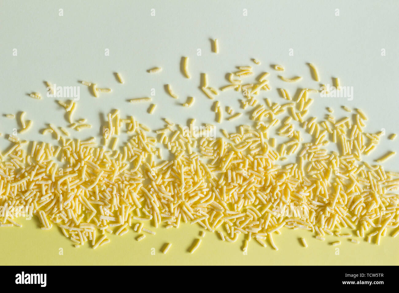 Streusel auf gelb-gelb Kuchen Streusel auf Hellgelb zwei ton Hintergrund mit Platz für Text Stockfoto