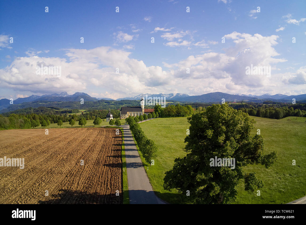 Wallfahrtskirche Wilparting Irschenberg mit Bergblick Stockfoto