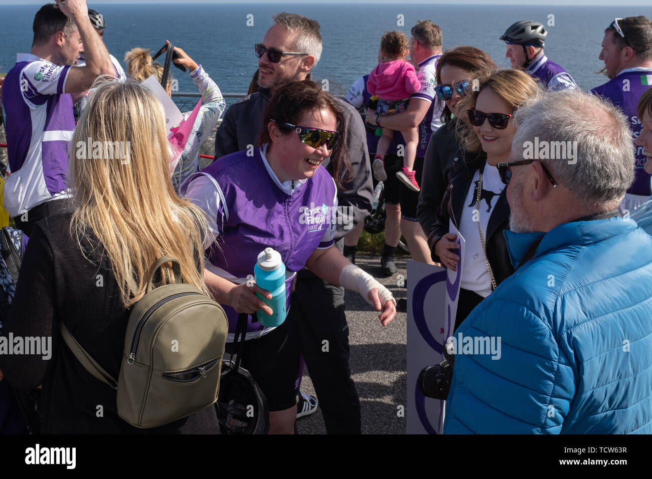 Zystische Fibrose Fundraising Radrennen, Mai 12, 2019: Rider von Familie und Freunden an der Ziellinie des Zyklus 4 CF Fundraising Fahrt umgeben Stockfoto