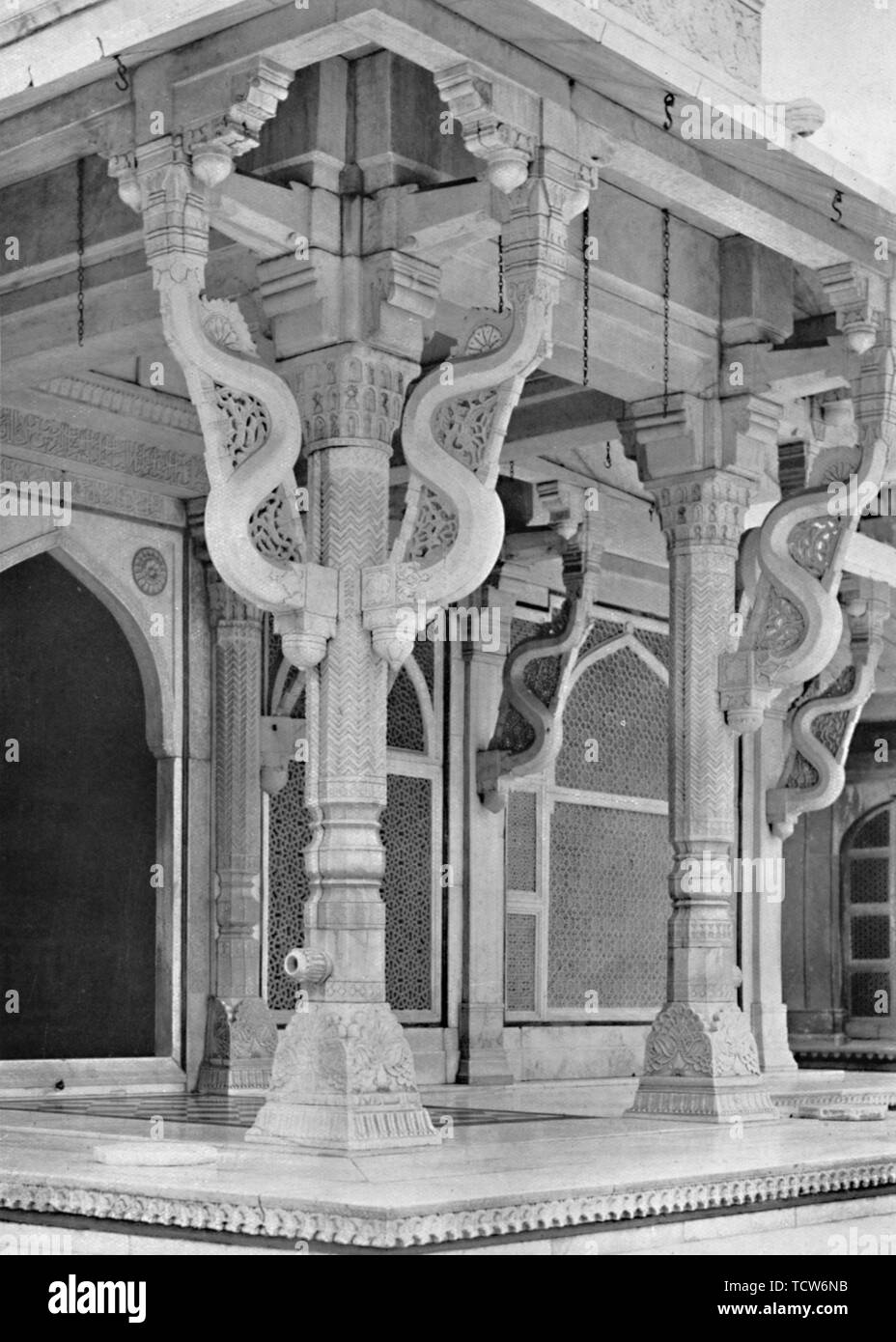 "Fatehpur Sikri. Säulen auf der Vorderseite des Grab von Scheich Salem Christi', c 1910. Schöpfer: Unbekannt. Stockfoto