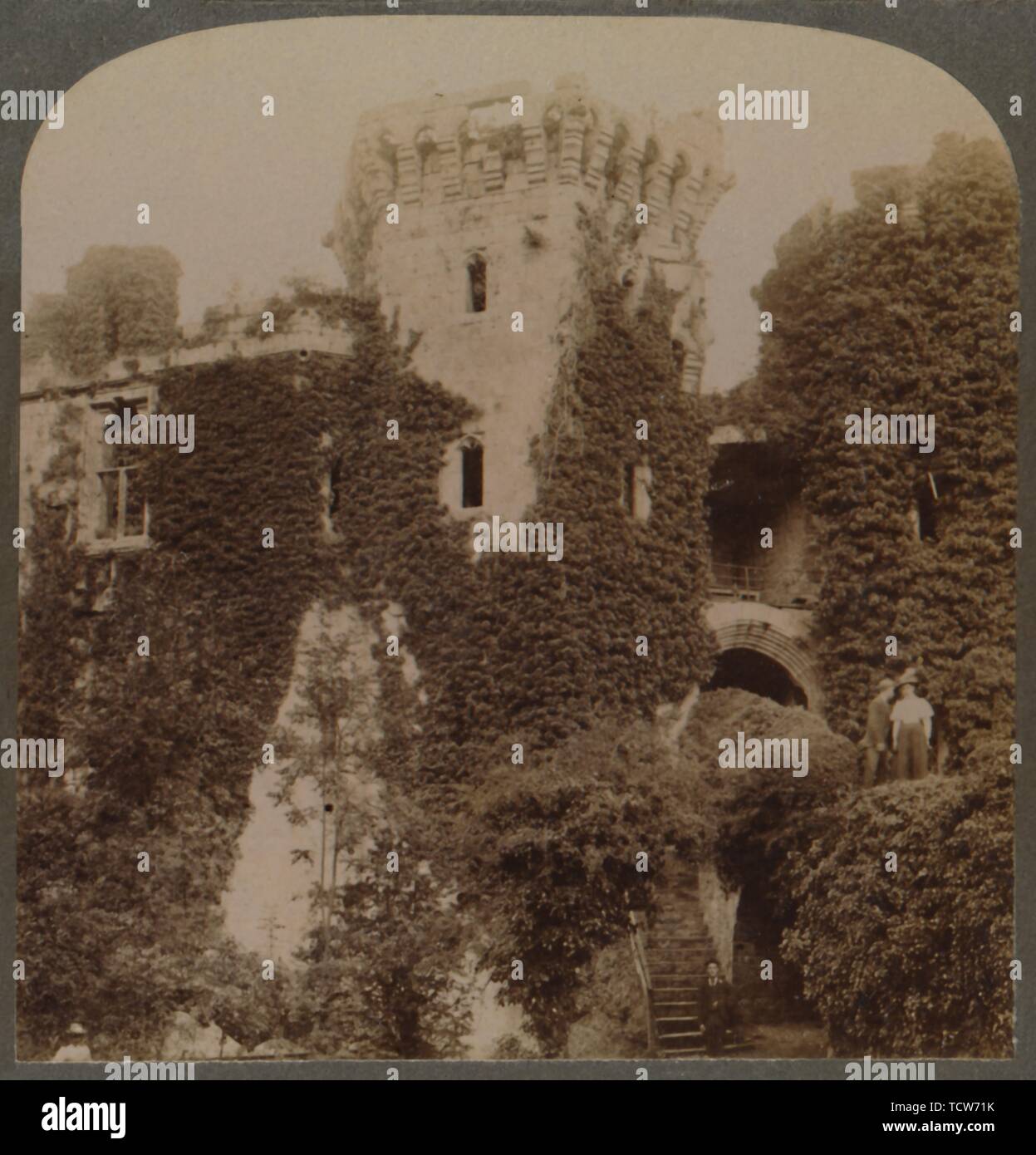 'The Ivy-clad Türme von Raglan Schloss, dem letzten Bollwerk von Charles I, Monmouthshire, England', c 1 Creator: Unbekannt. Stockfoto