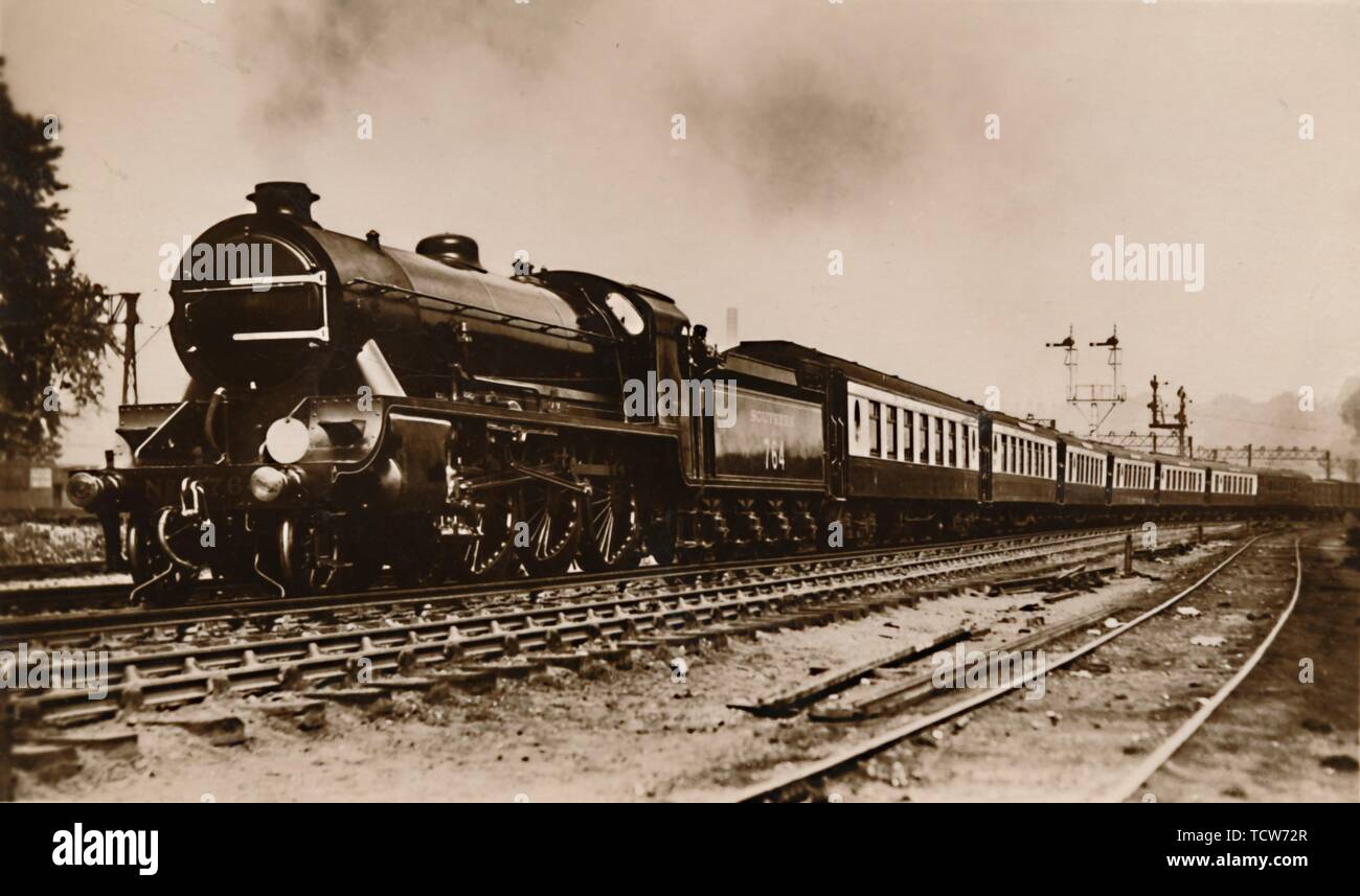 "S.R. Dover Boot Zug, mit dem ir Gawain "ein König Arthur Art Lokomotive', c 1930. Schöpfer: Unbekannt. Stockfoto