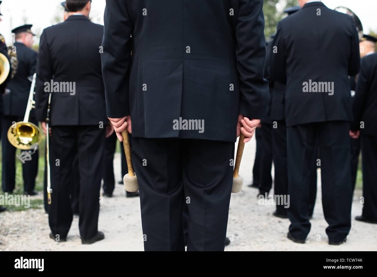 Eine Nahaufnahme der Hände von einem Schlagzeuger bei einer Parade. Ensemble in weißen Hemden. weißen Sticks. Das Konzept einer militärischen Parade und März. Stockfoto