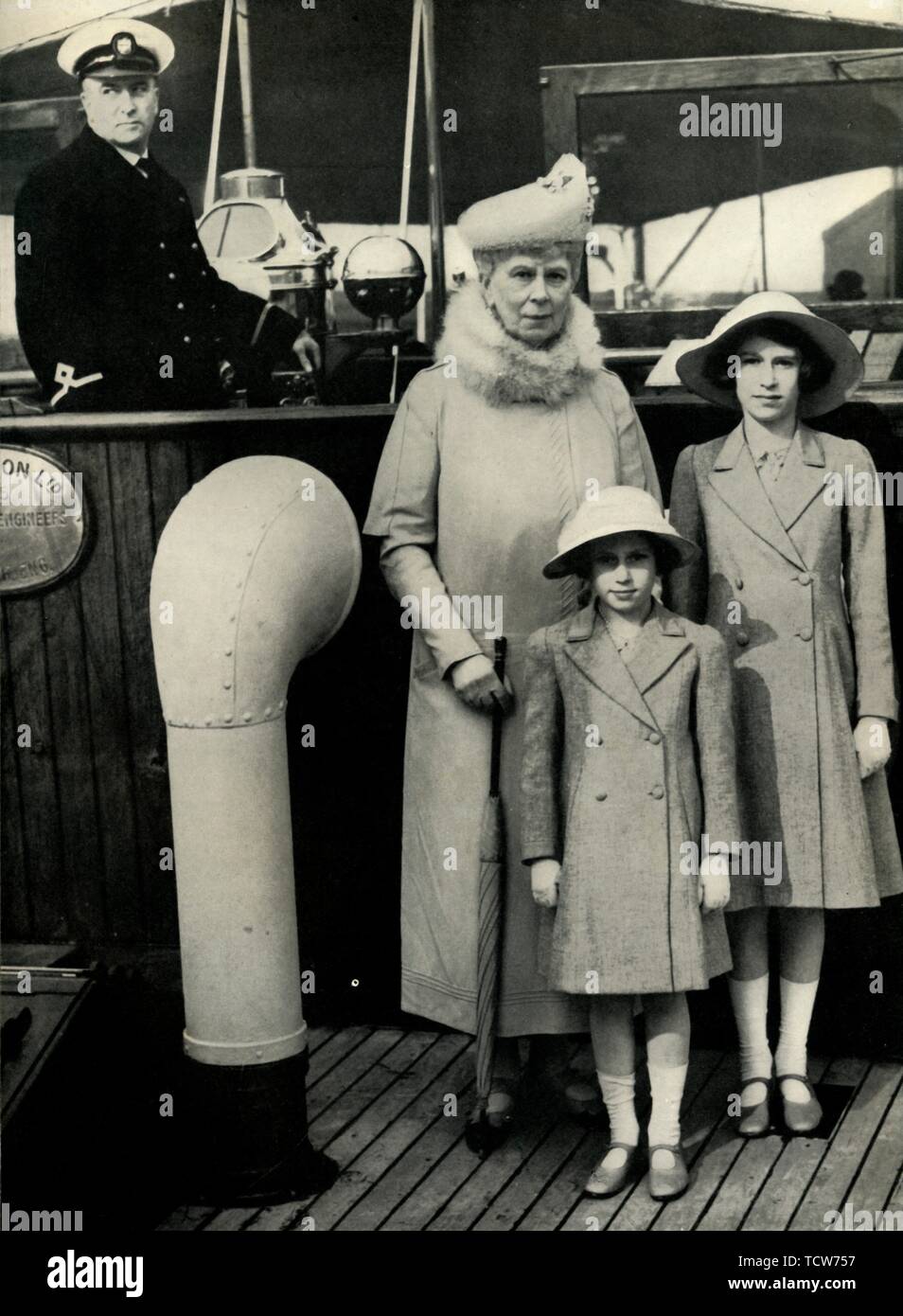 'Queen Mary mit ihren Enkelinnen", 1930er Jahre, (1951). Schöpfer: Unbekannt. Stockfoto