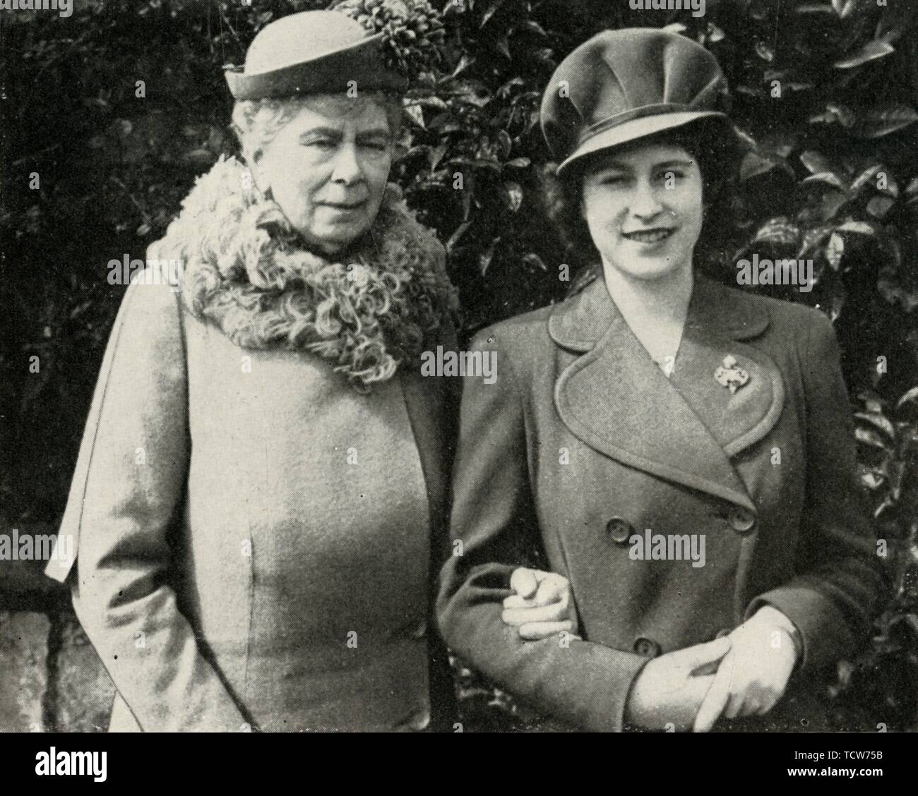 Queen Mary mit Prinzessin Elizabeth, April 1944 (1951). Schöpfer: Unbekannt. Stockfoto
