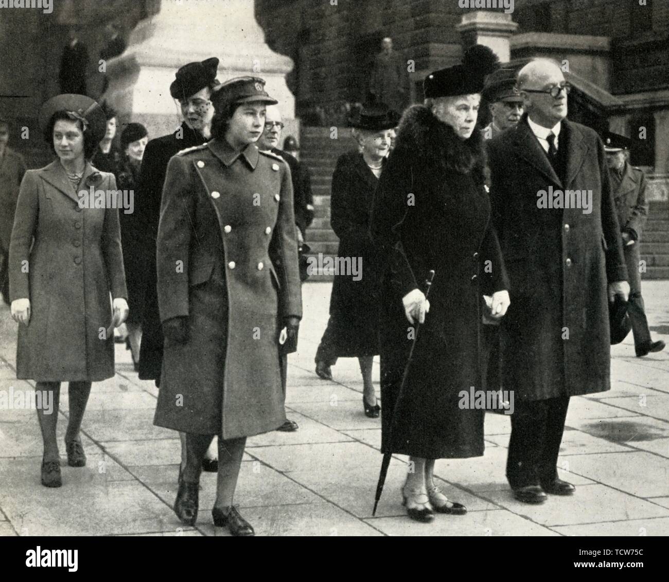 "Königin Maria, Prinzessin Elisabeth, Prinzessin Margaret..., Armistice Day 1945", (1951). Schöpfer: Unbekannt. Stockfoto