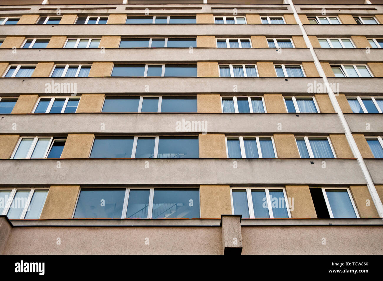 Reihe von Windows zu einem Wohngebiet mehrstöckigen Gebäude Stockfoto