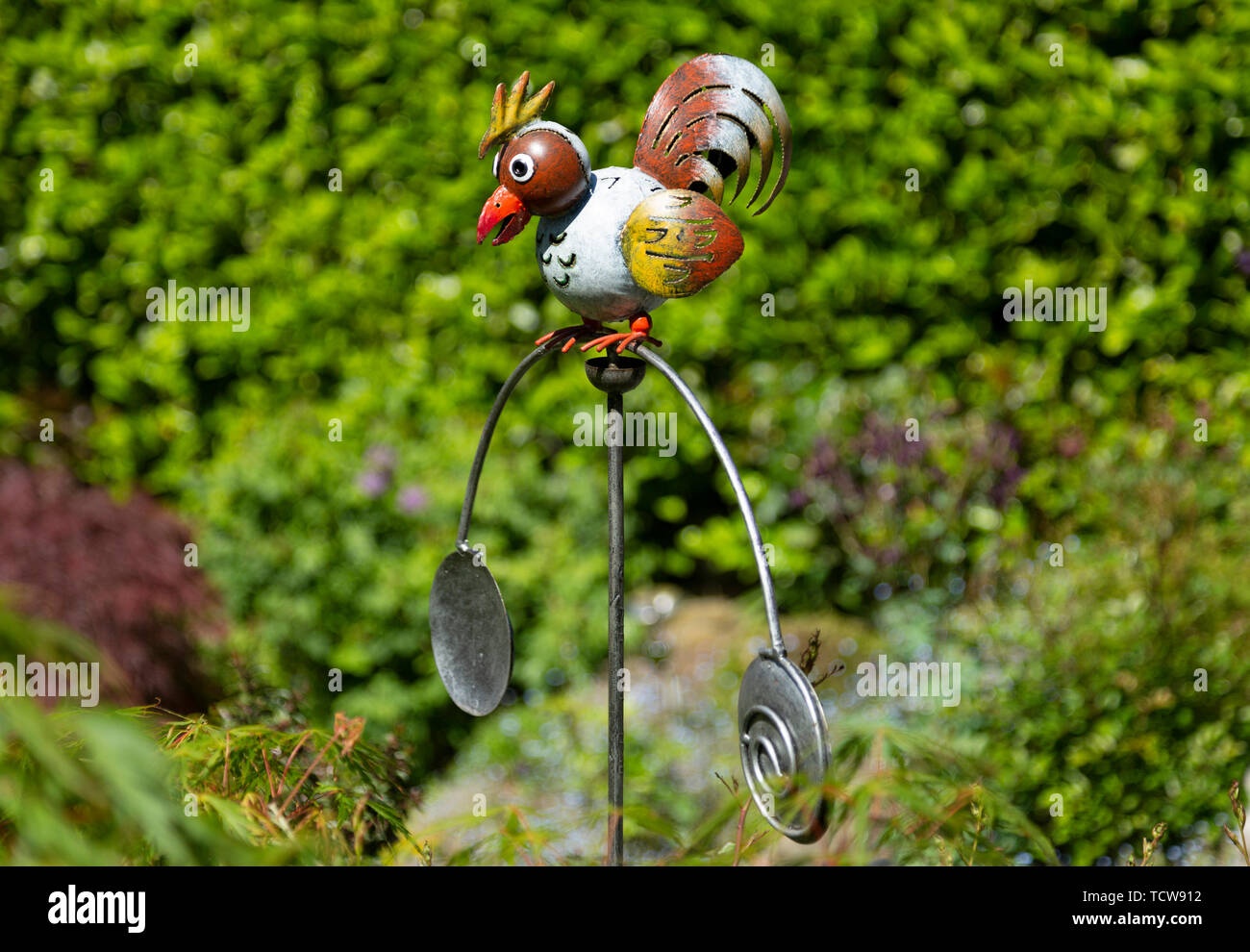 Garten Dekoration, wind-driven Vogel Abbildung mit Balancer Stockfoto