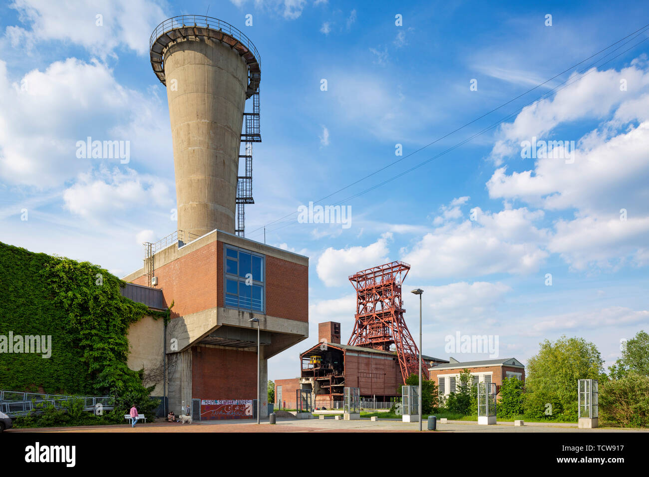 D-Gelsenkirchen, D-Gelsenkirchen-Bismarck, Ruhrgebiet, Westfalen, Nordrhein-Westfalen, NRW, ehemalige Zeche Consolidation 3/4/9 der Ruhrkohle AG, Welle mine Consol, hard Coal Mine, vor der Mine Ventilator mit Diffusor, hinter Pit tower Welle 9 und Maschinenhalle in der Consol Park, Central hub Welle, Industriedenkmal, Route der Industriekultur Stockfoto