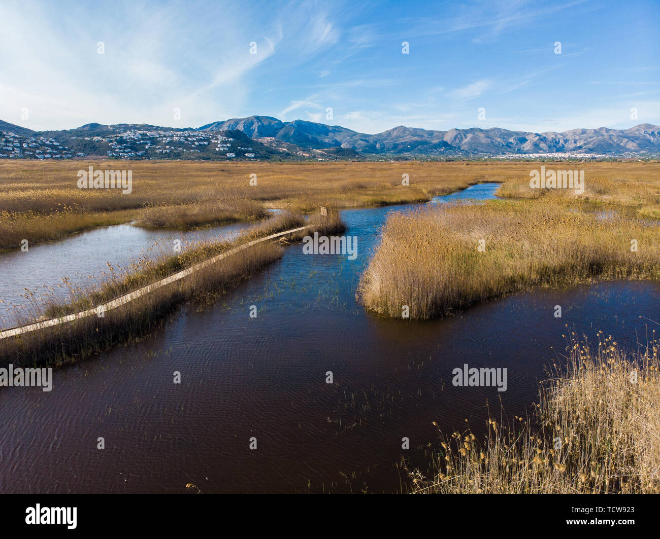 Luftaufnahme von einer hölzernen Pfad über einen Sumpf in den Feuchtgebieten im Naturpark La Marjal Pego und Oliva, Spanien. Stockfoto