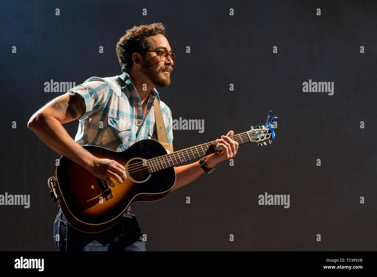 Dänemark, Kopenhagen - 4. Juni 2019. Die American country duo Wynchester führt ein Live Konzert im Royal Arena in Kopenhagen. Hier Sänger, Songwriter und Musiker John Konesky ist live auf der Bühne gesehen. (Foto: Gonzales Foto-Bo Kallberg). Stockfoto