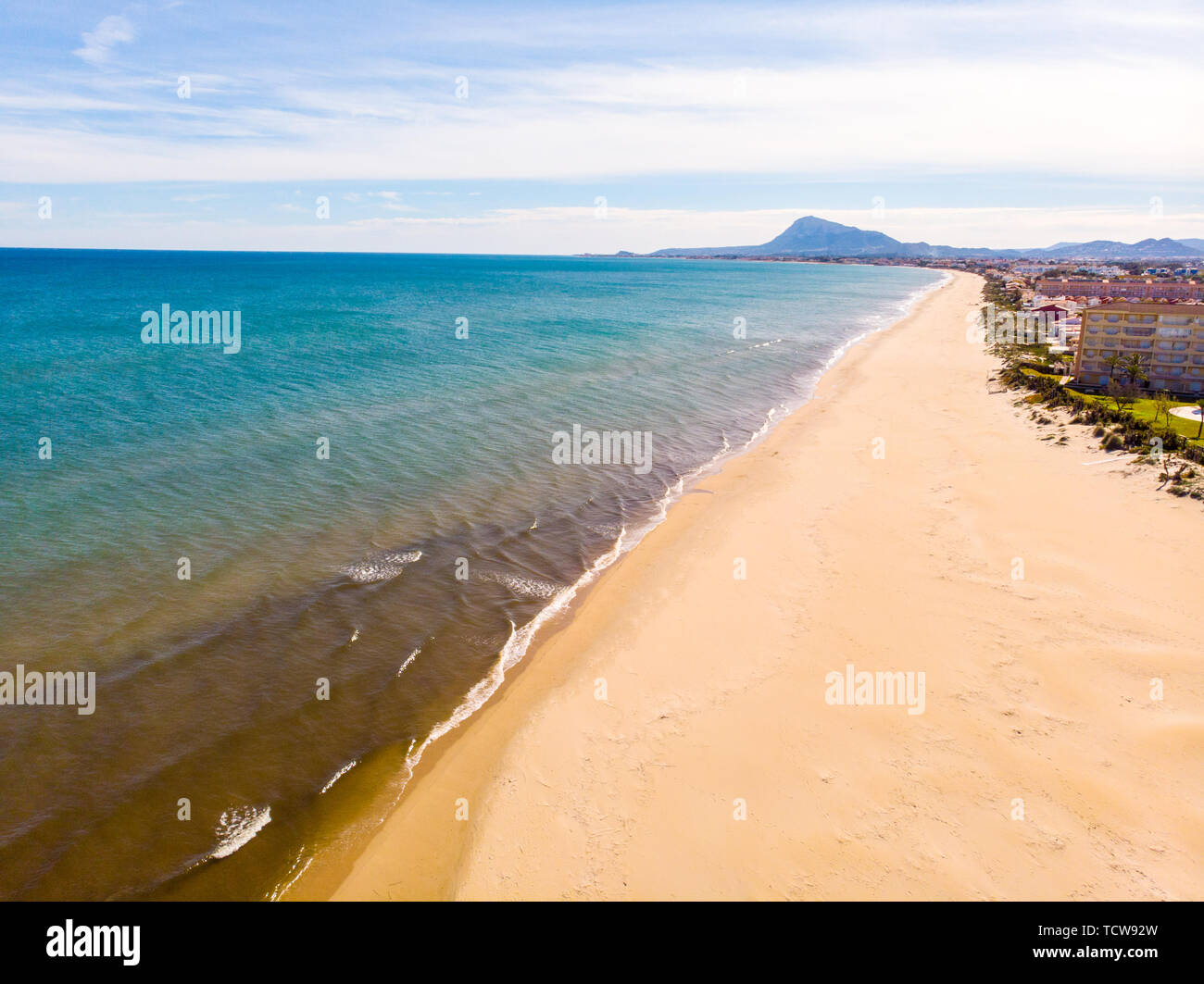 Luftaufnahme von einer Wüste Strand in Denia, Spanien, Montgó ist im Hintergrund Stockfoto