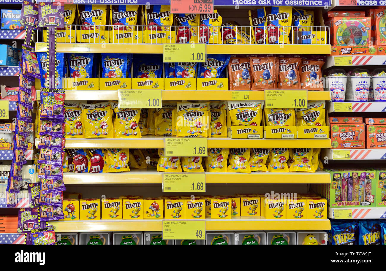 Mehrere Regale voller Süßigkeiten in speichern. B&M Discounter, Großbritannien Stockfoto