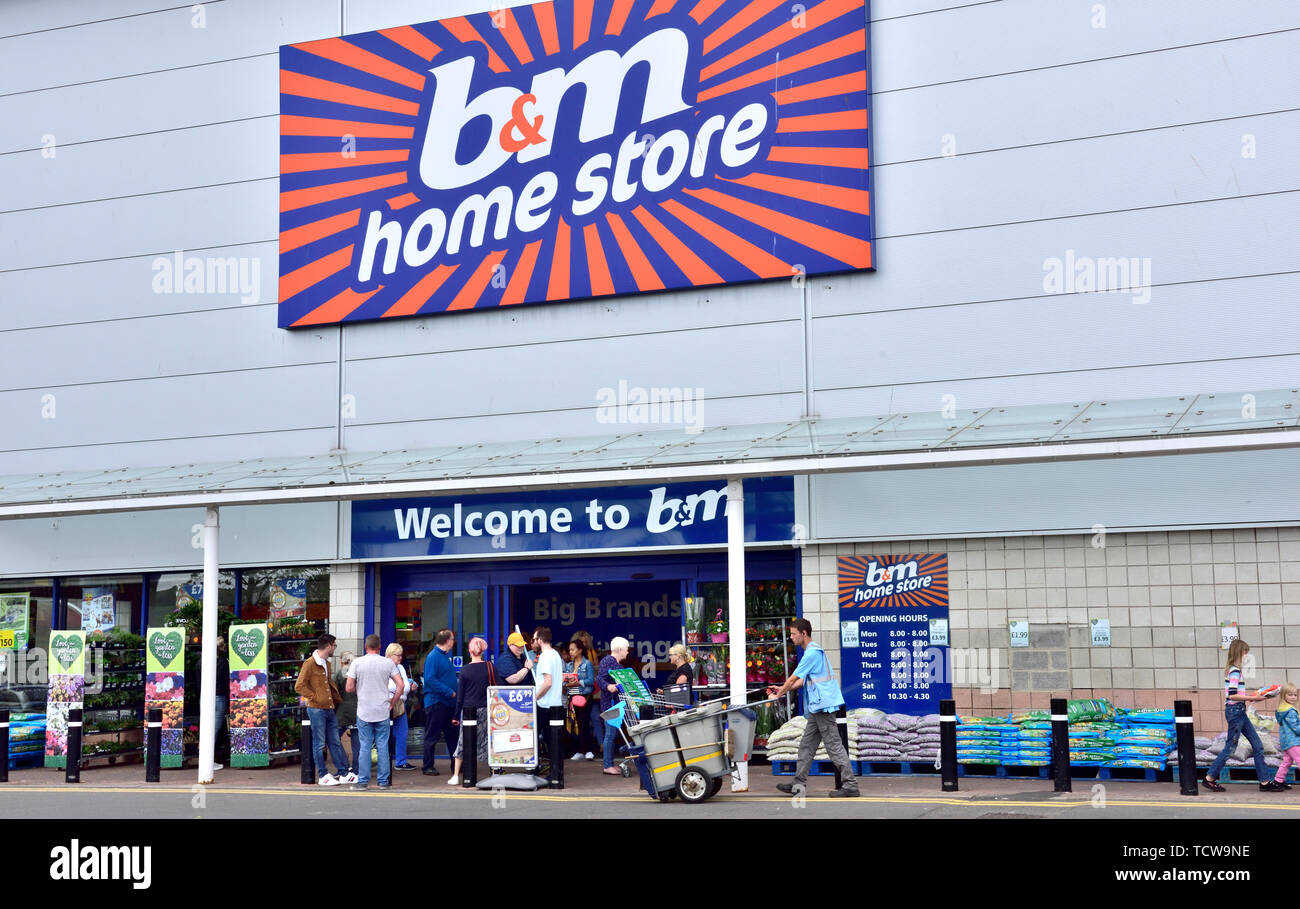 Die Außenseite des Retail B&M Discounter in Retail Park, Großbritannien Stockfoto