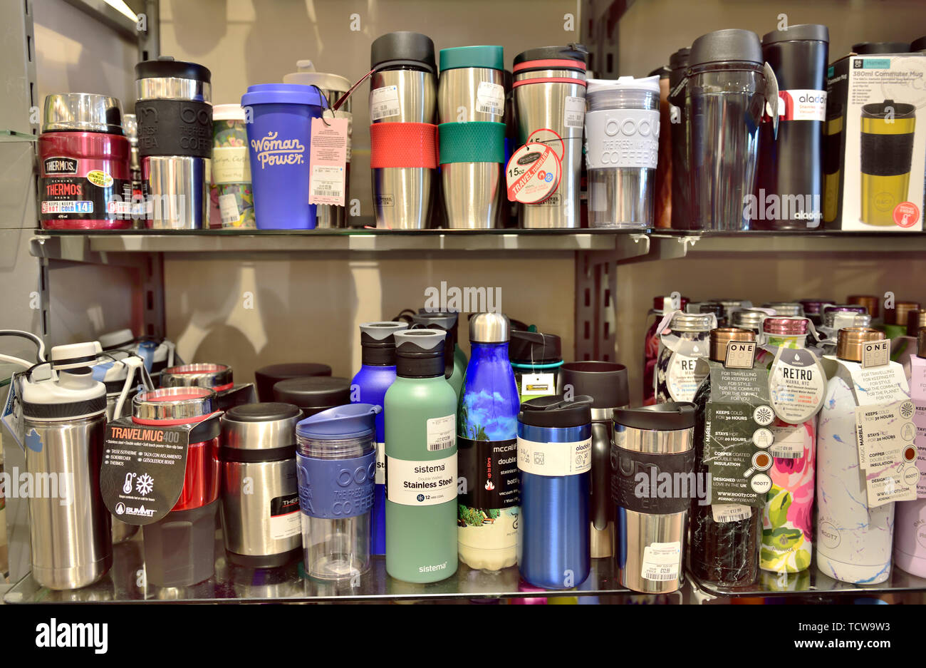 Anzeige der Nachfüllbare umweltfreundlich Trinkwasser Flaschen in den Regalen zum Verkauf im Shop Stockfoto